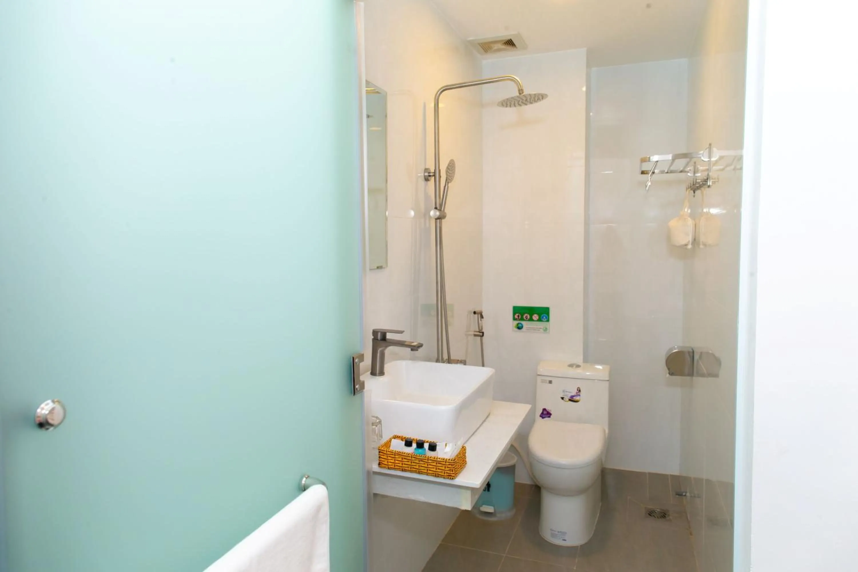 Shower in THE RICE HOTEL Nong Thon Dai Viet 131 Bui Vien