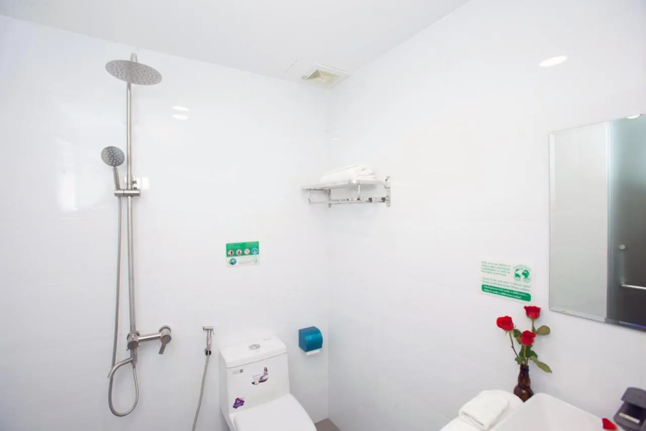 Shower in THE RICE HOTEL Nong Thon Dai Viet 131 Bui Vien