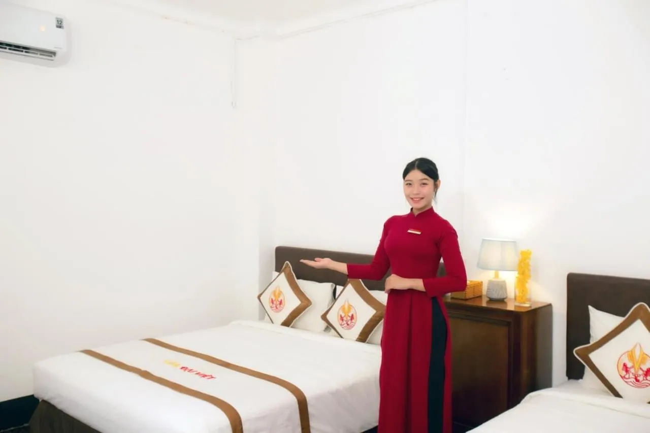 Staff, Bed in THE RICE HOTEL Nong Thon Dai Viet 131 Bui Vien