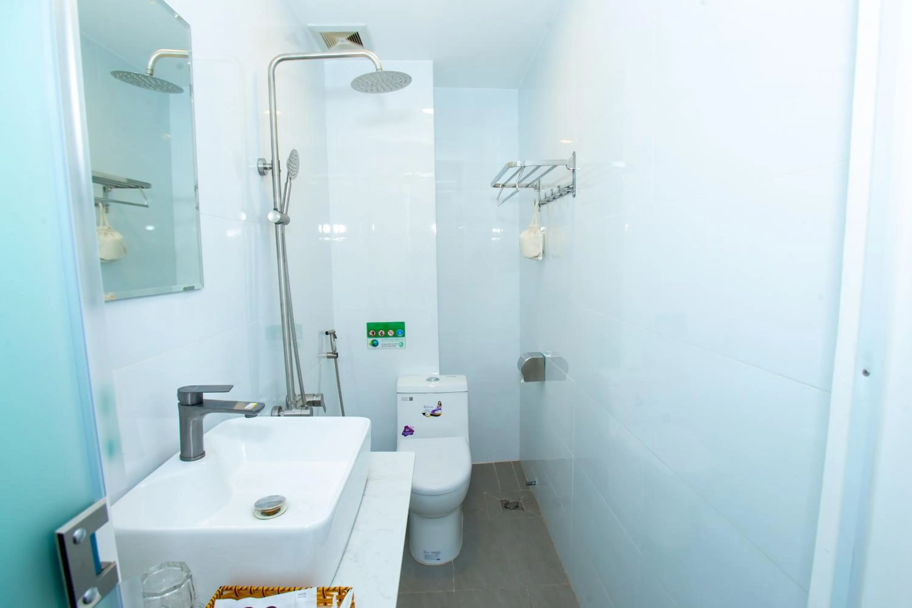 Shower in THE RICE HOTEL Nong Thon Dai Viet 131 Bui Vien