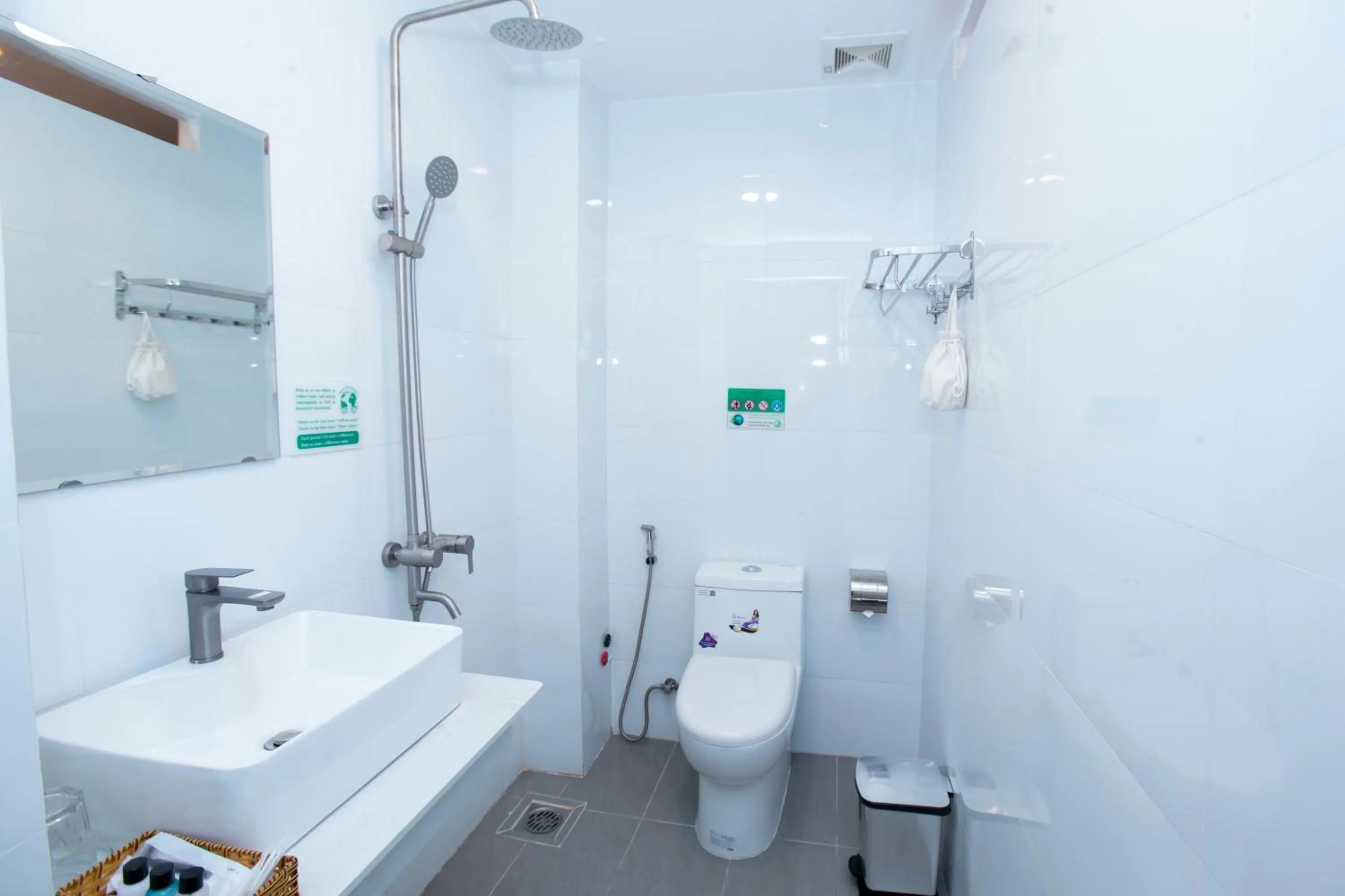 Shower in THE RICE HOTEL Nong Thon Dai Viet 131 Bui Vien