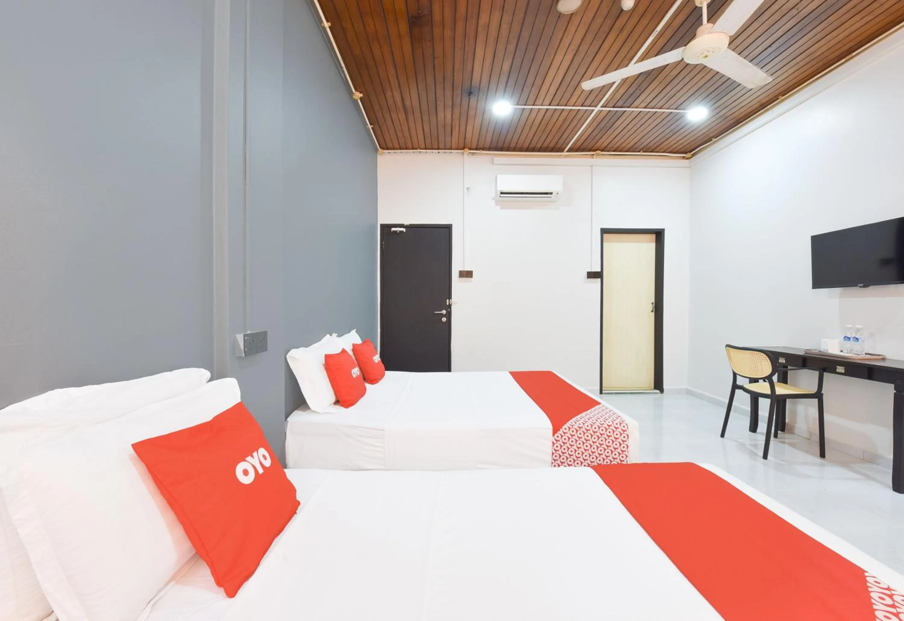 Deluxe Triple Room in OYO 91052 Hotel Kenangan