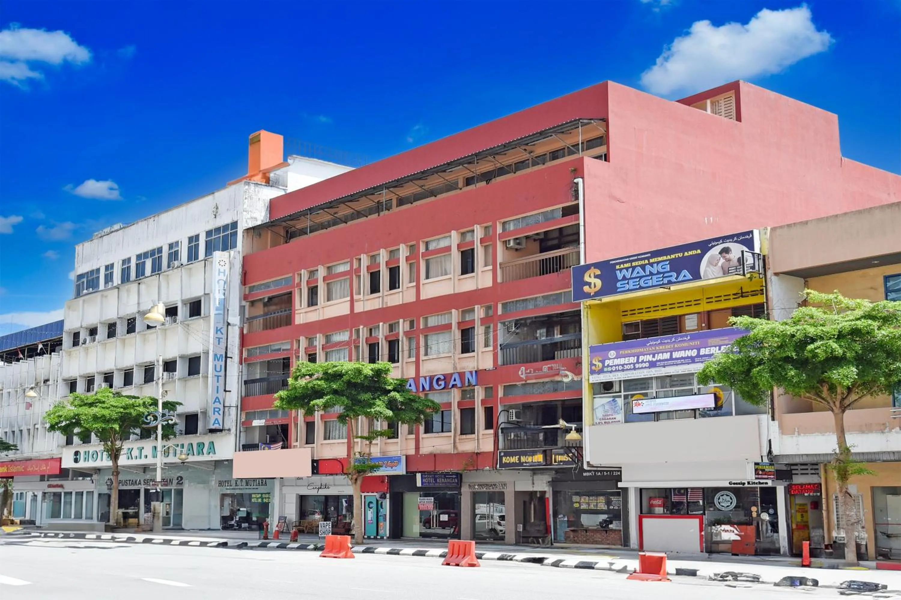 Facade/entrance in OYO 91052 Hotel Kenangan