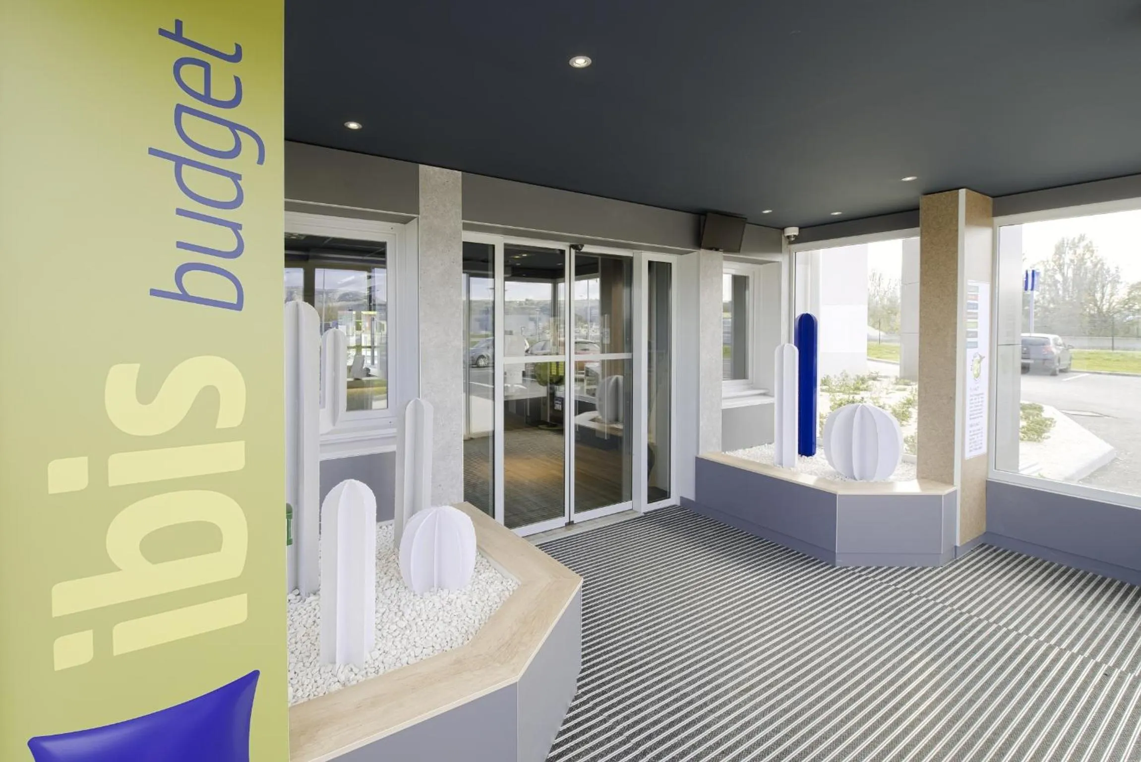 Facade/entrance in Ibis Budget Valence Sud