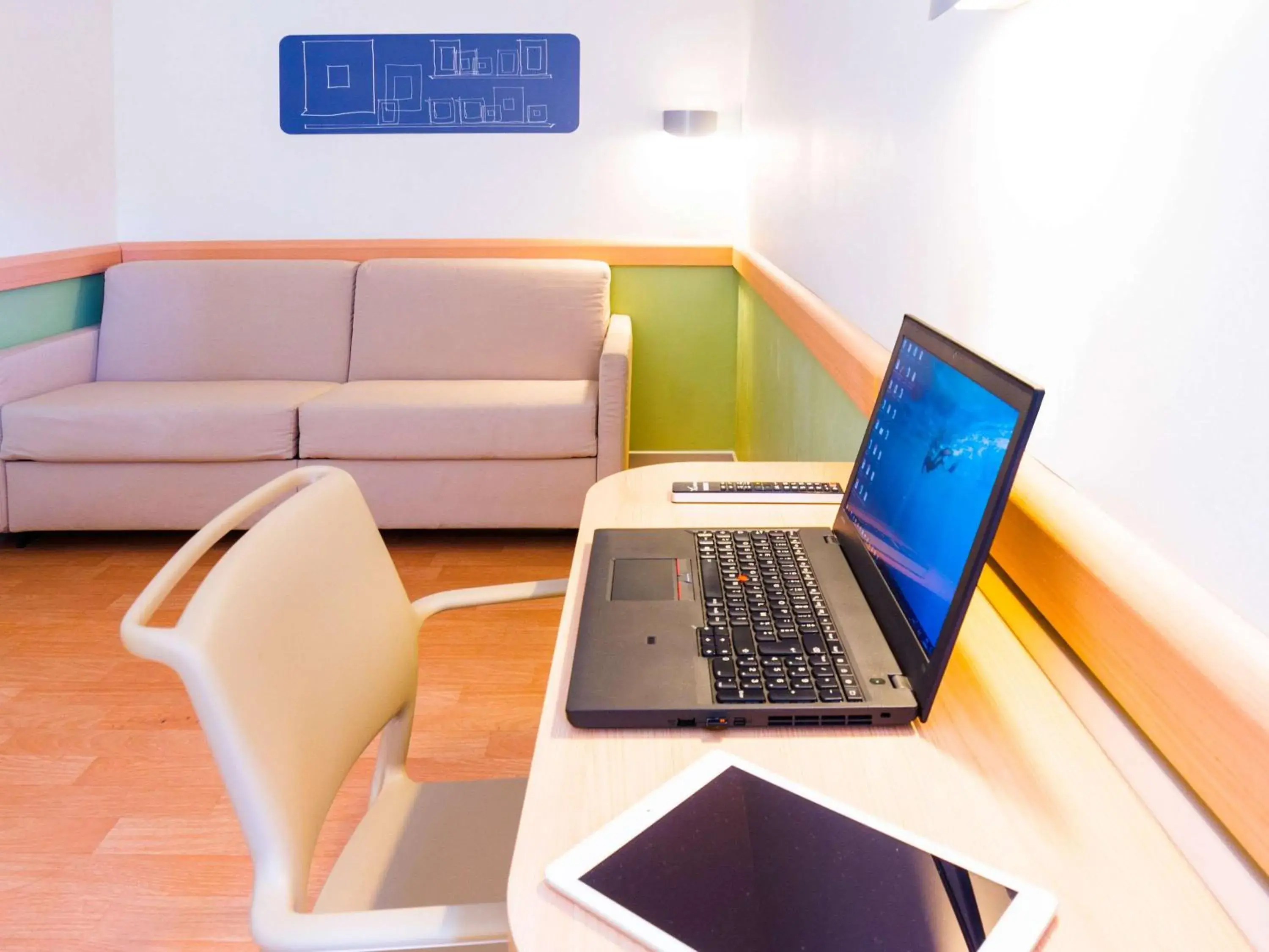 Photo of the whole room in Ibis Budget Valence Sud Photo of the whole room in Ibis Budget Valence Sud