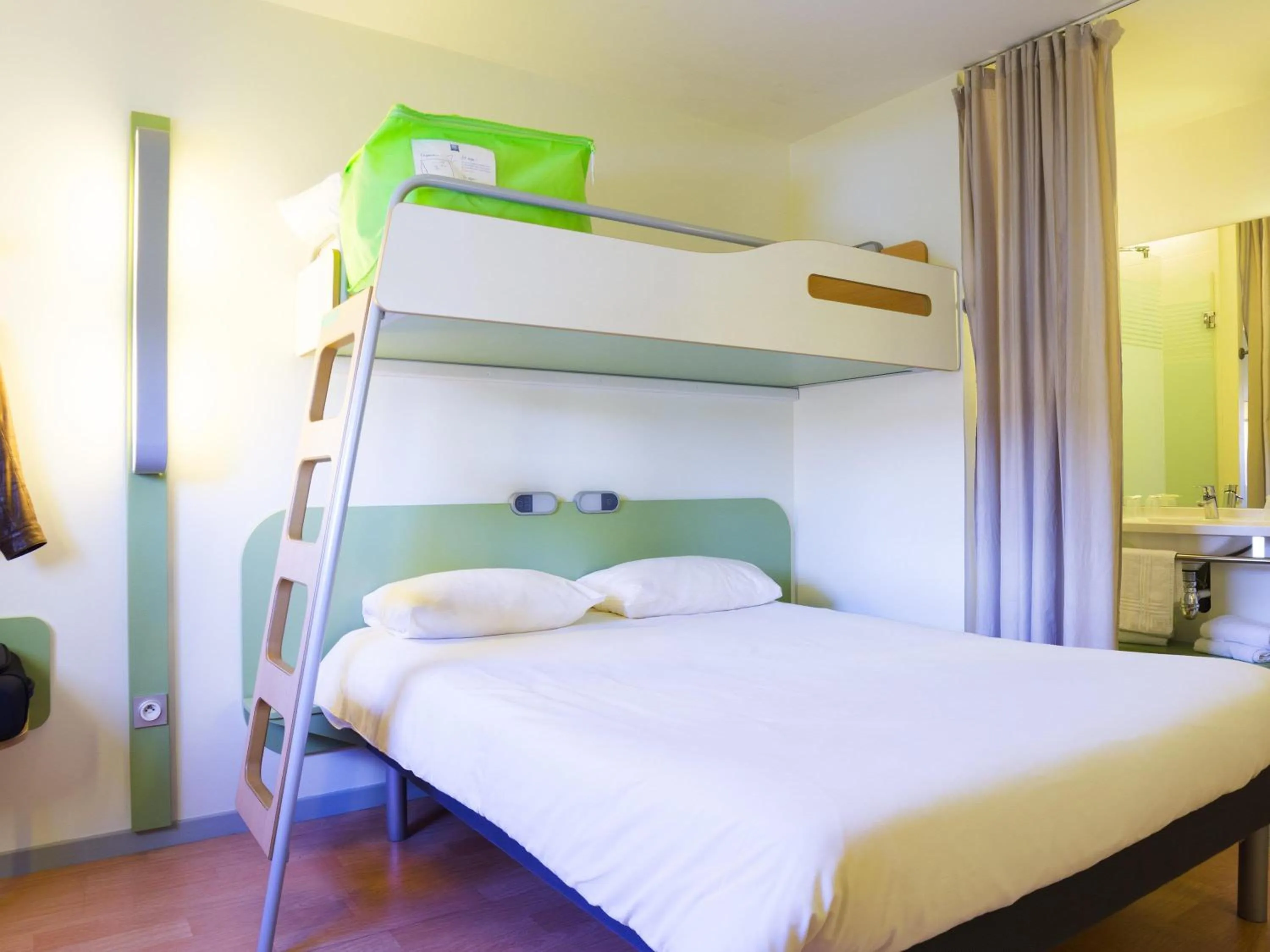 Bedroom, Bed in Ibis Budget Valence Sud