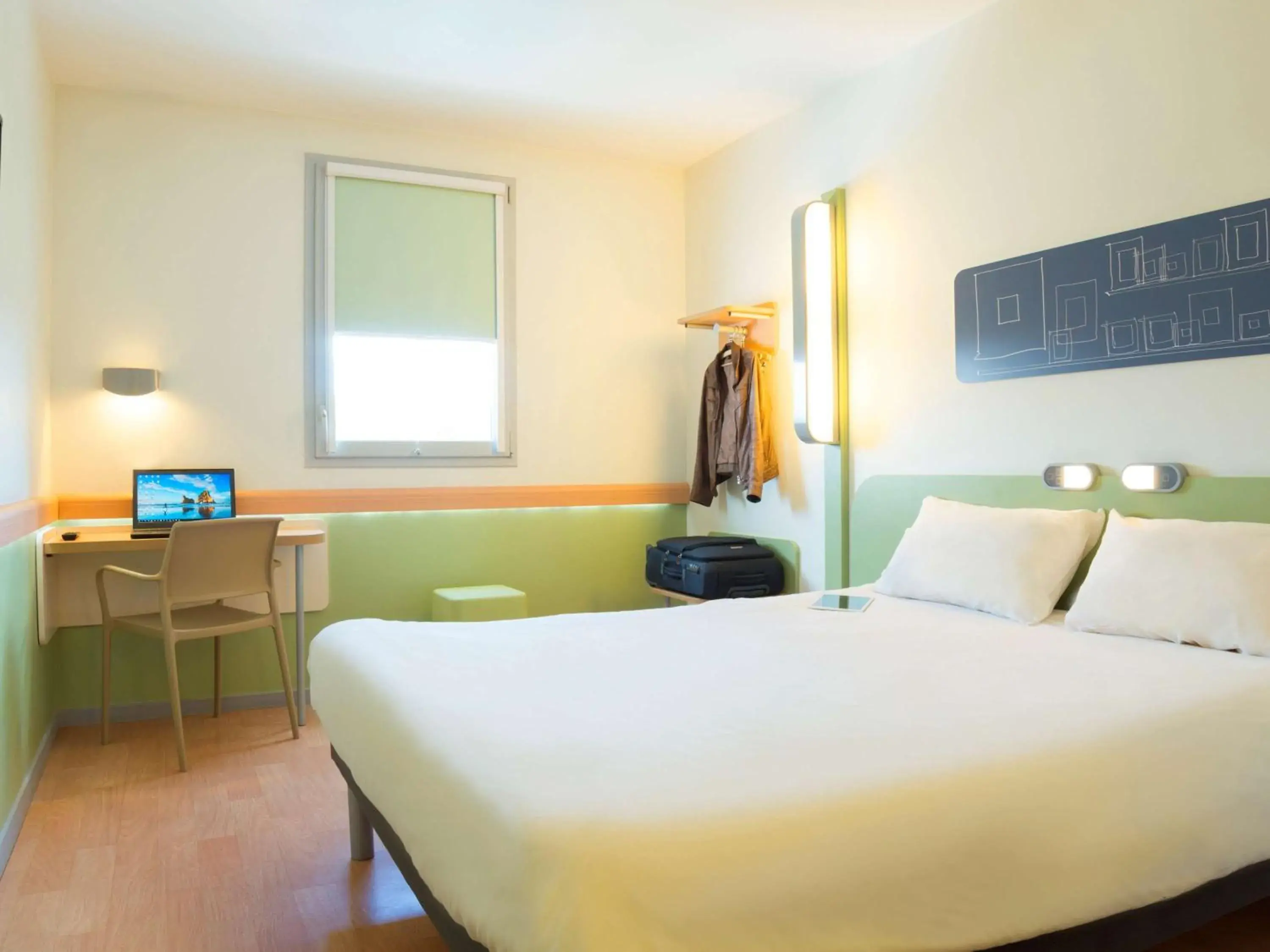 Photo of the whole room, Bed in Ibis Budget Valence Sud Photo of the whole room, Bed in Ibis Budget Valence Sud