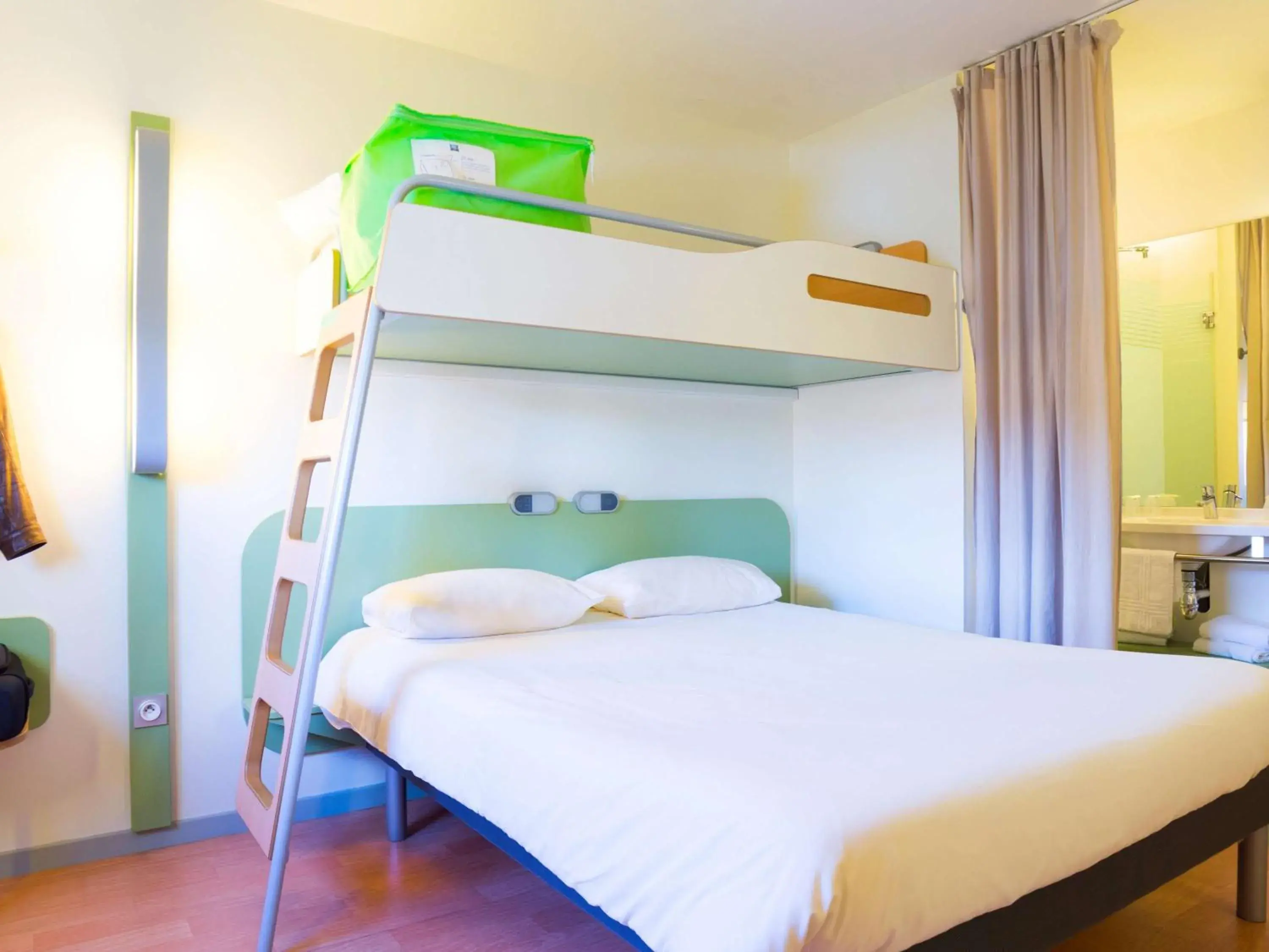 Photo of the whole room, Bed in Ibis Budget Valence Sud Photo of the whole room, Bed in Ibis Budget Valence Sud