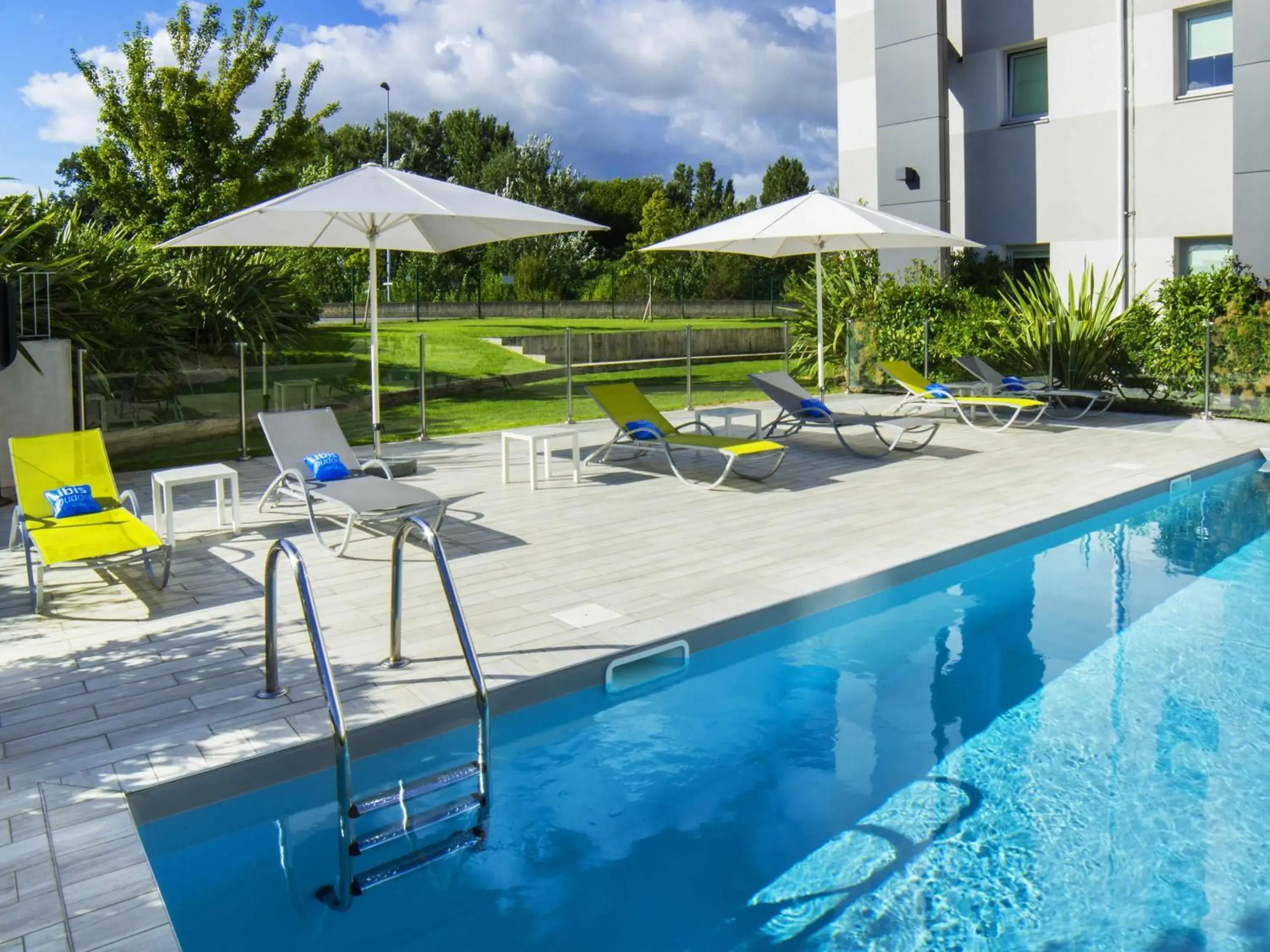 Pool view in Ibis Budget Valence Sud Pool view in Ibis Budget Valence Sud
