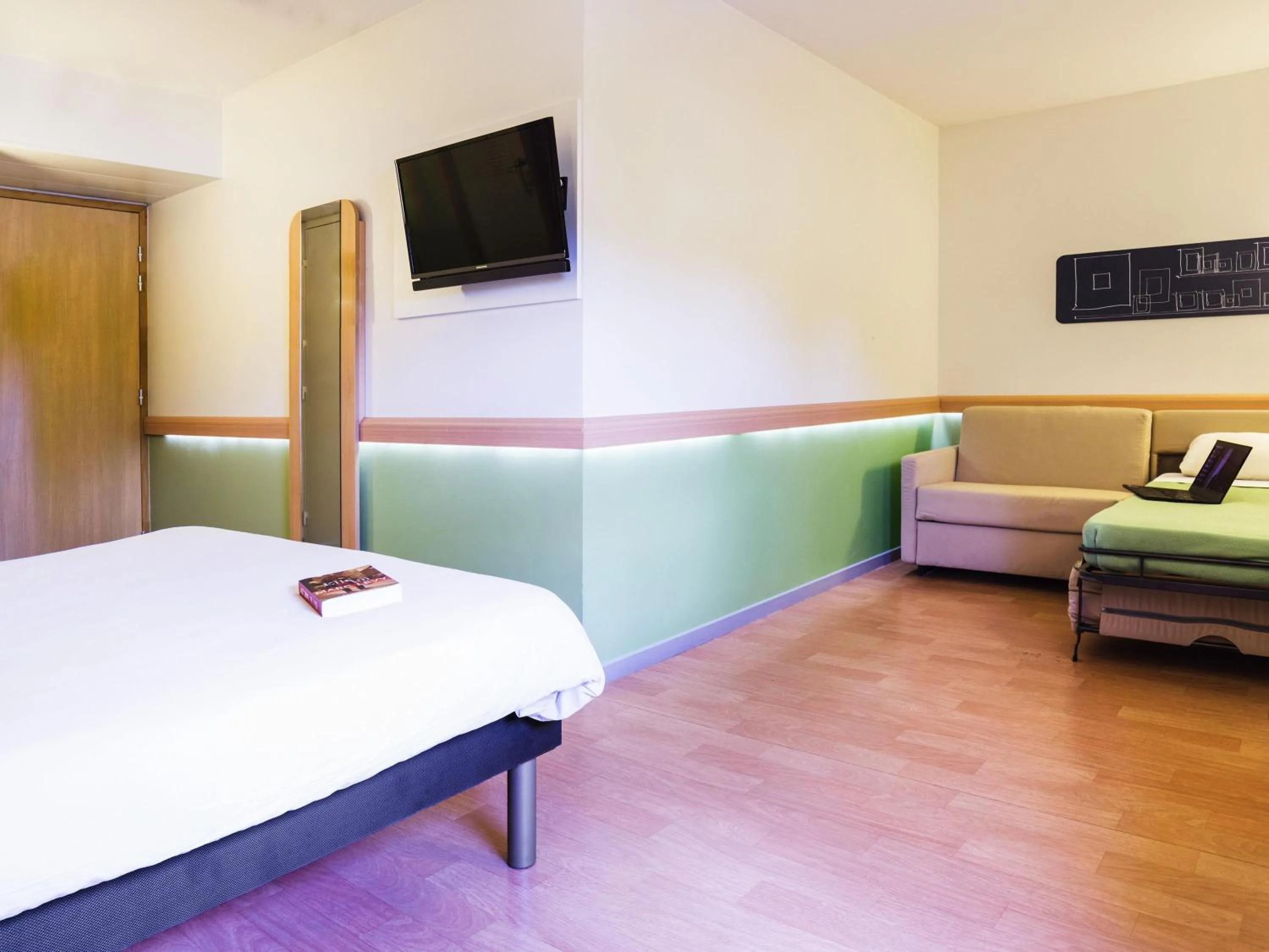 Bedroom, Bed in Ibis Budget Valence Sud