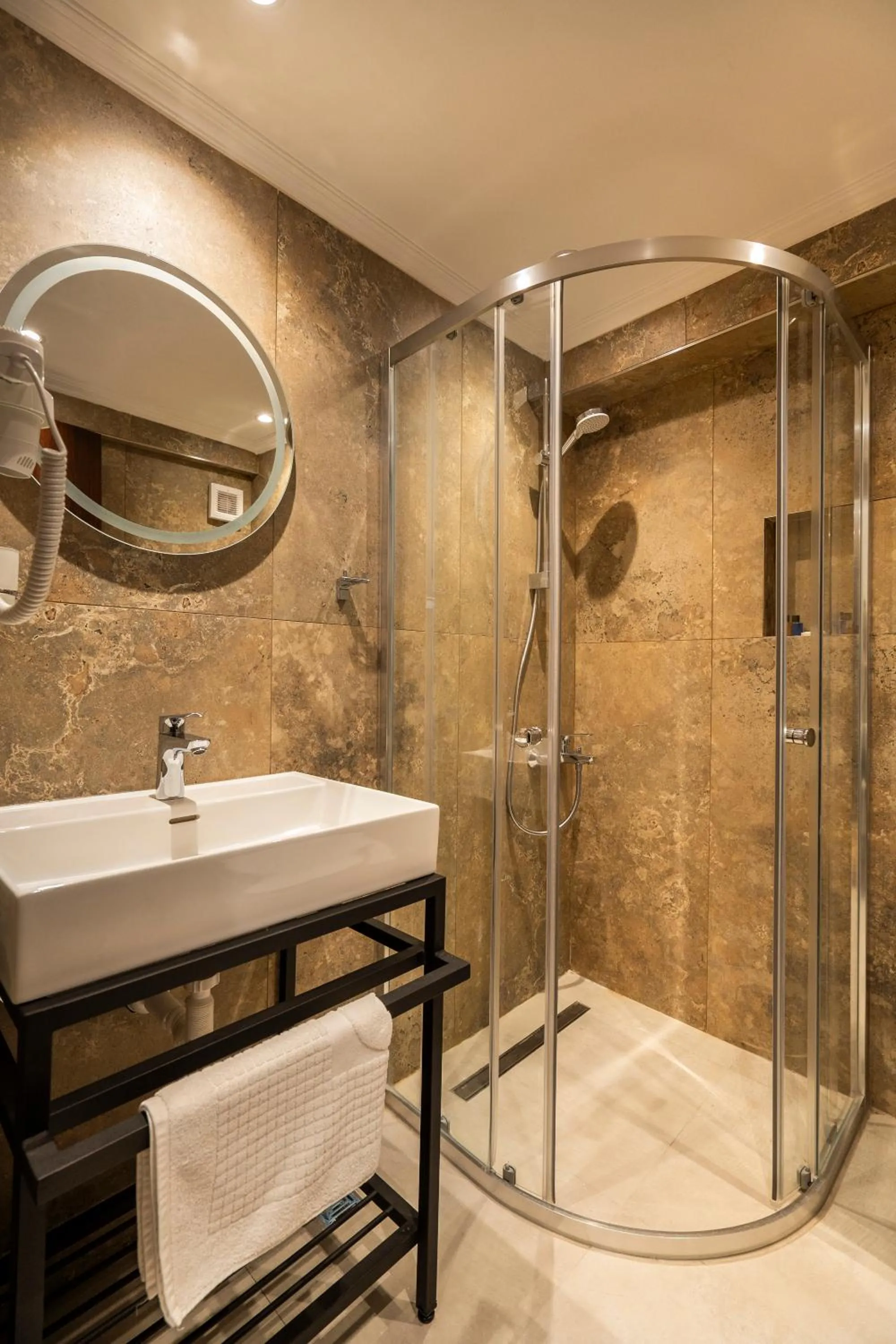 Shower in Old Harbour Hotel istanbul