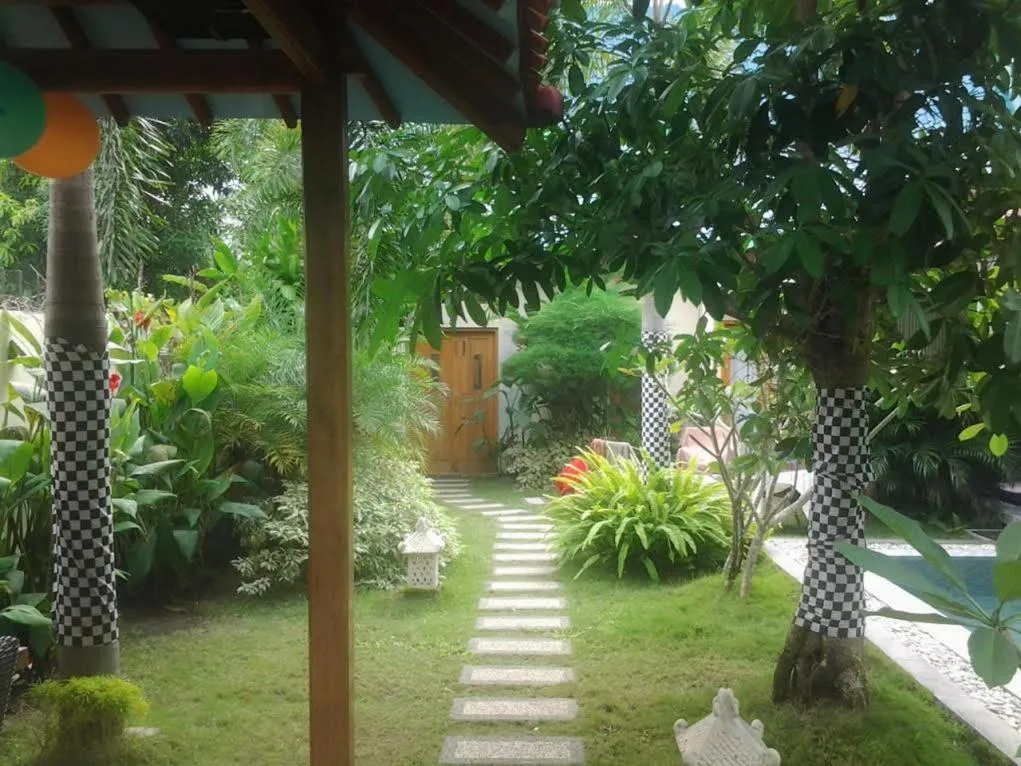 Garden view in Rosseno Villa