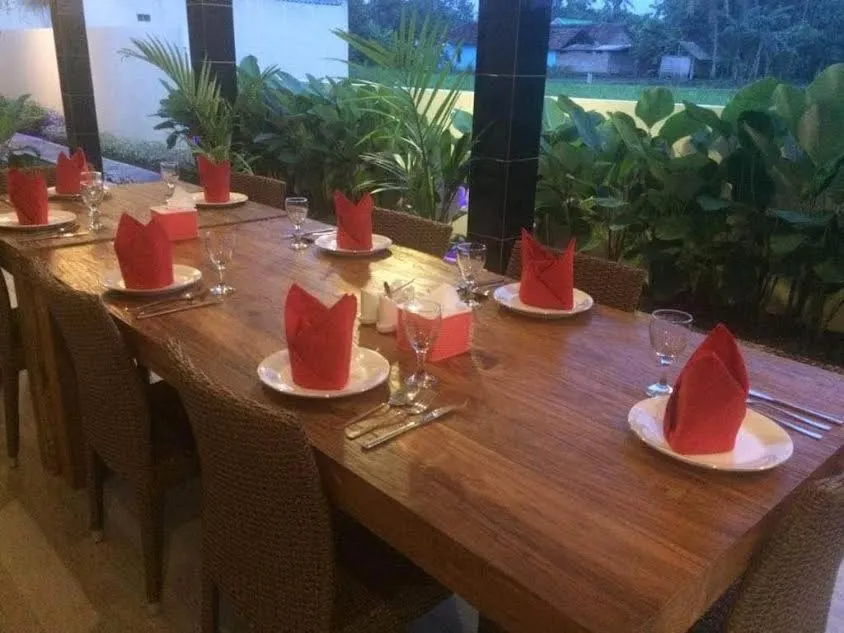 Restaurant/places to eat in Rosseno Villa