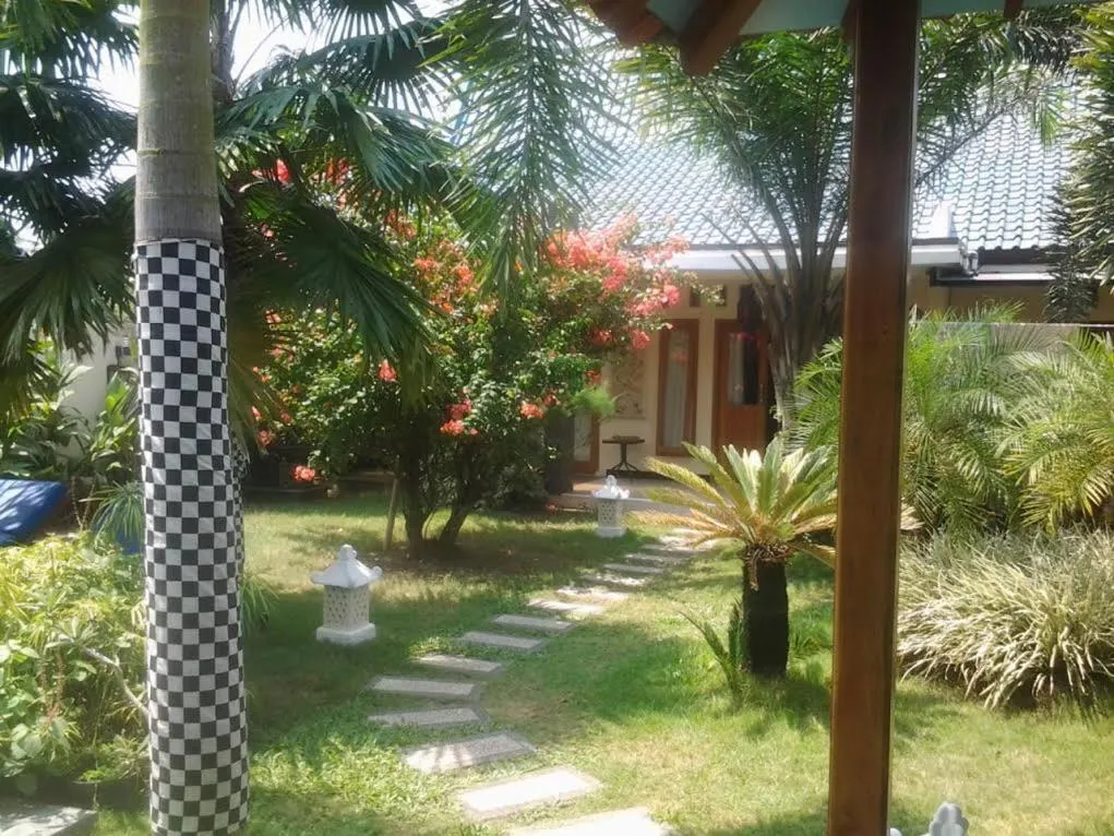 Facade/entrance in Rosseno Villa