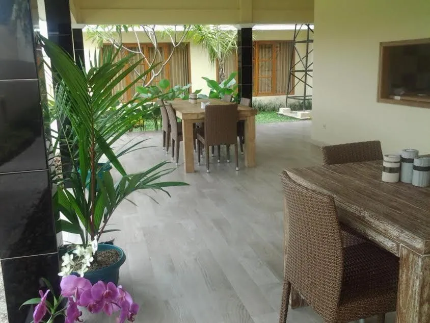 Dining area in Rosseno Villa