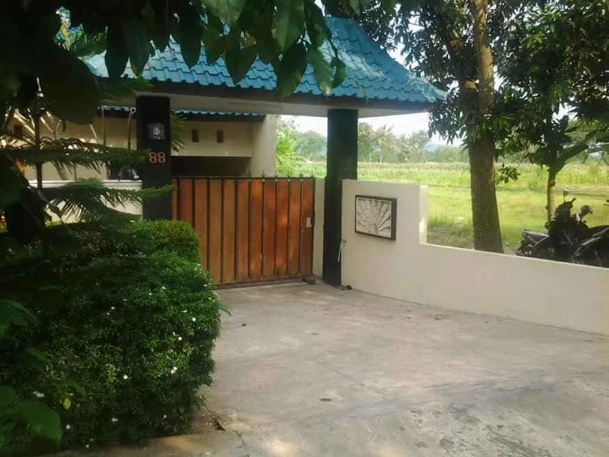Facade/entrance in Rosseno Villa