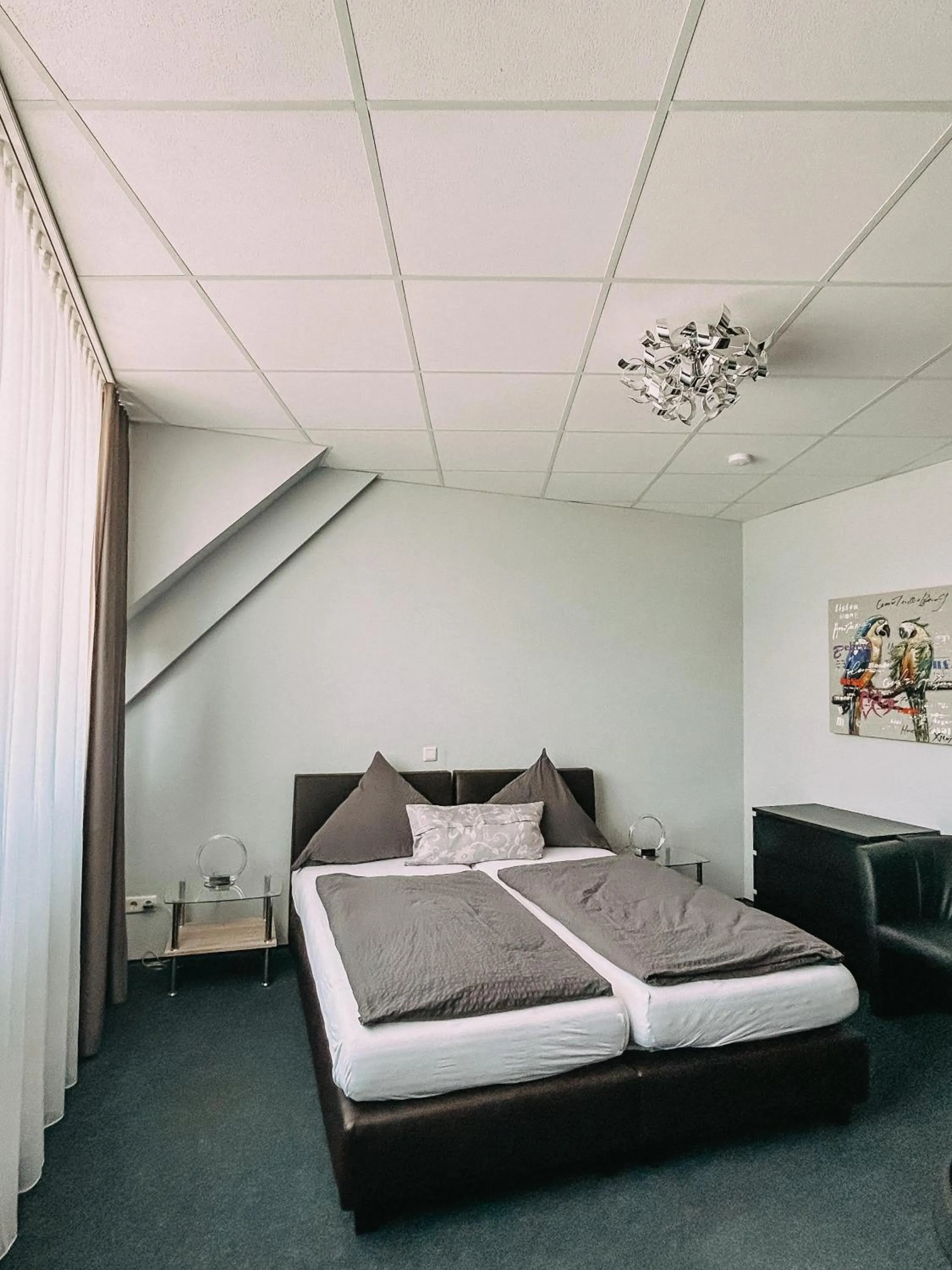 Photo of the whole room, Bed in Komm' In Hotel