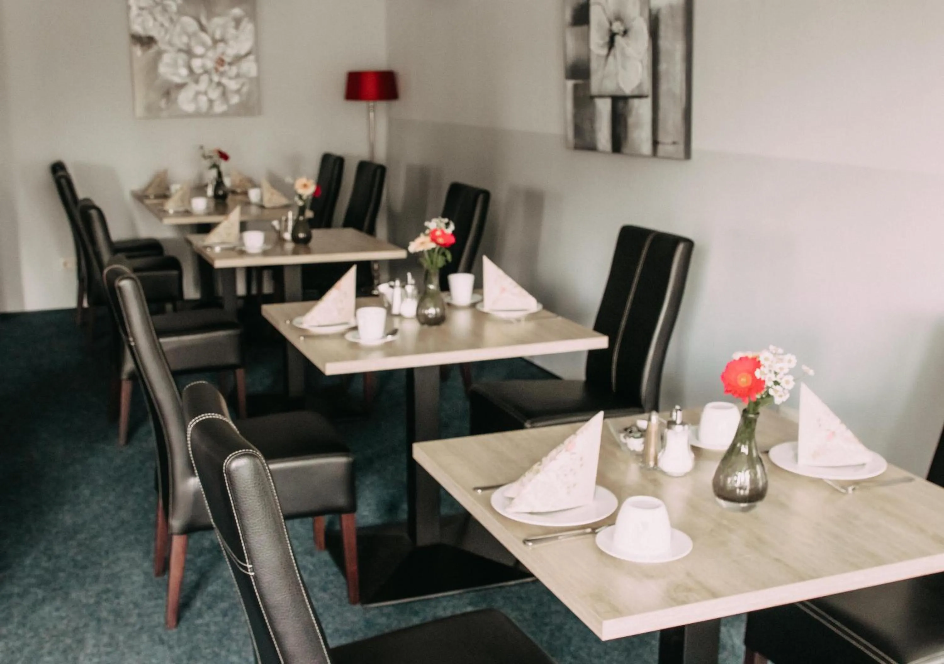 Dining area in Komm' In Hotel