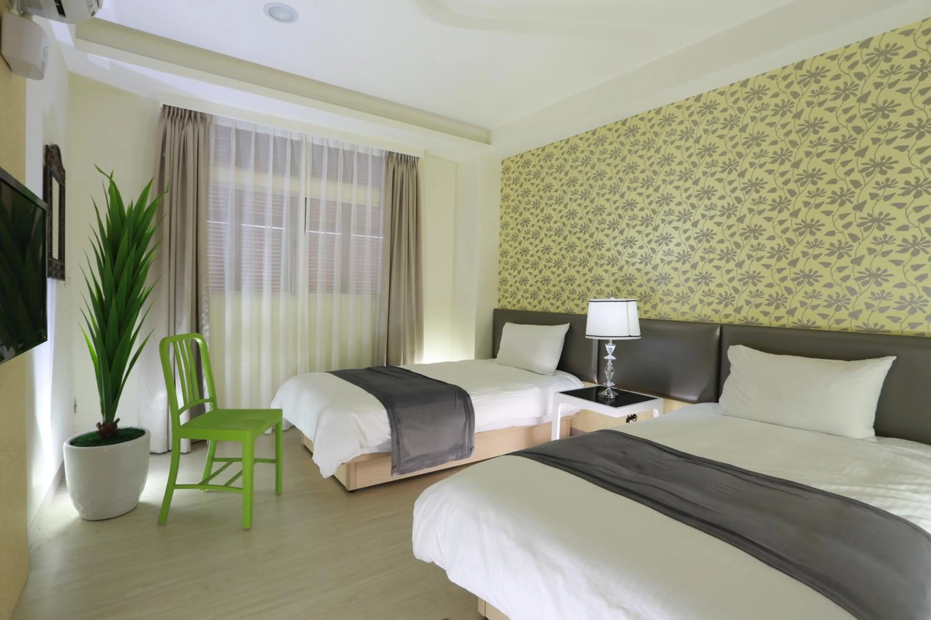 Bedroom, Bed in Guo Chen Hotel