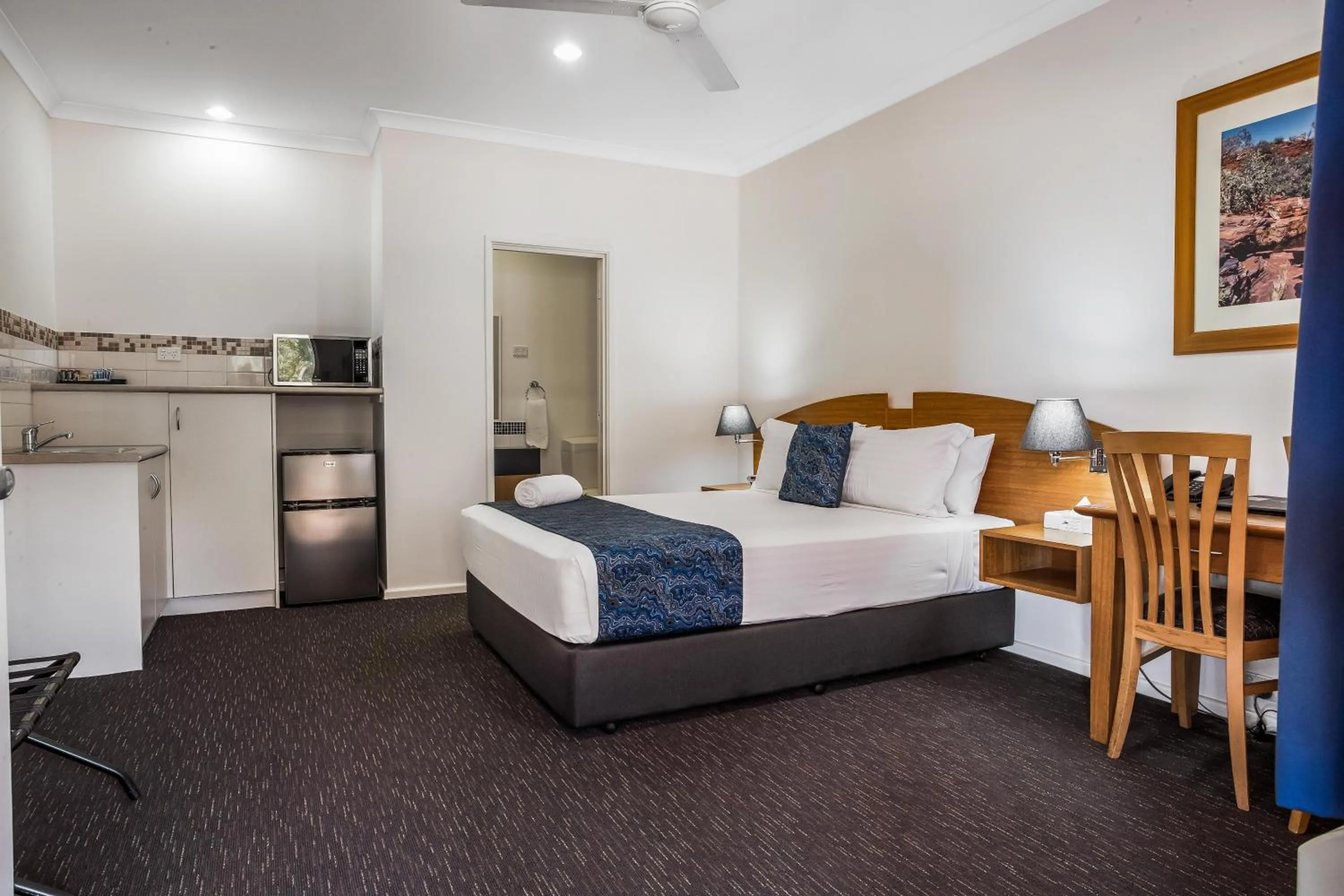 Kitchen or kitchenette, Bed in Karratha Central Apartments