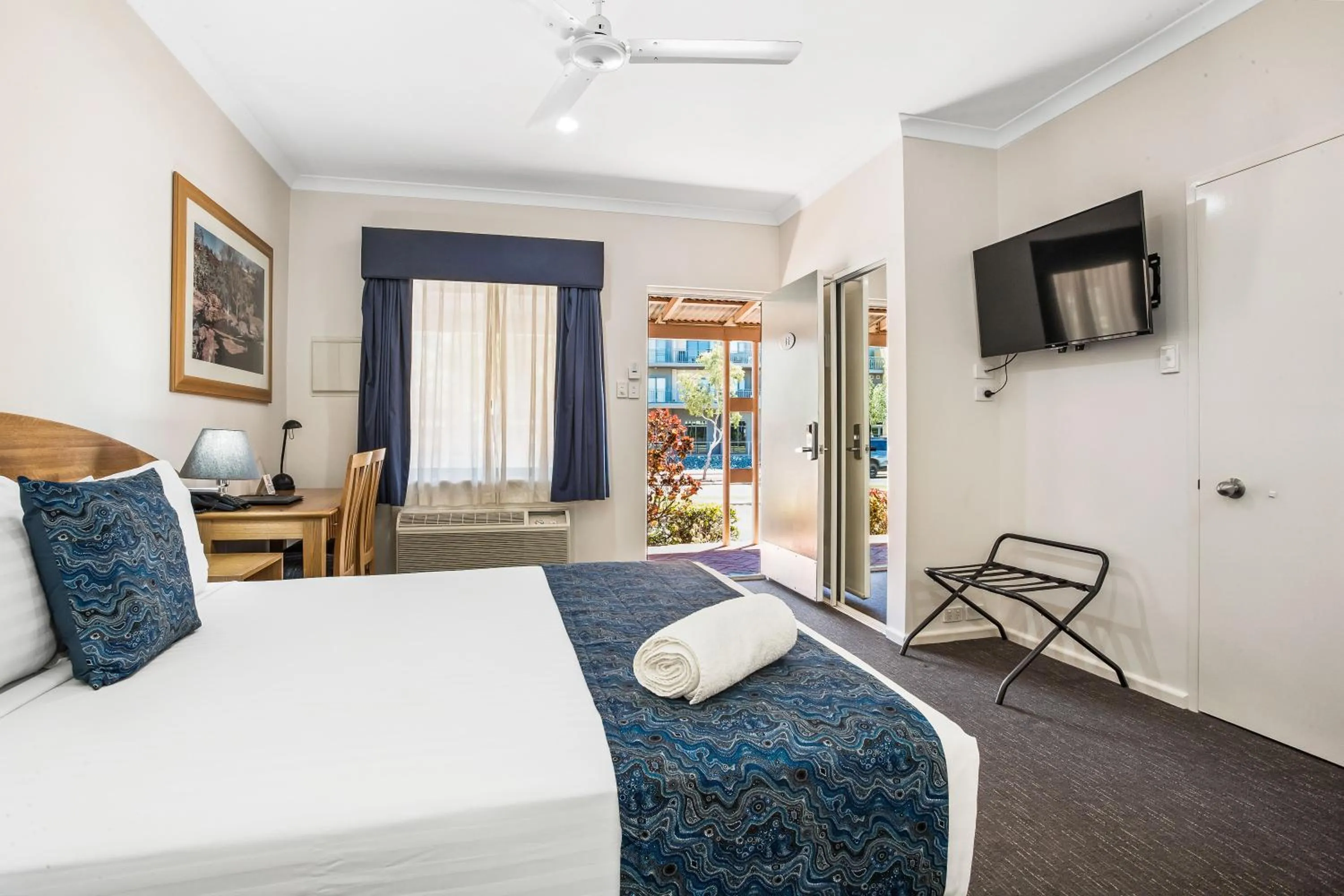 TV and multimedia, Bed in Karratha Central Apartments