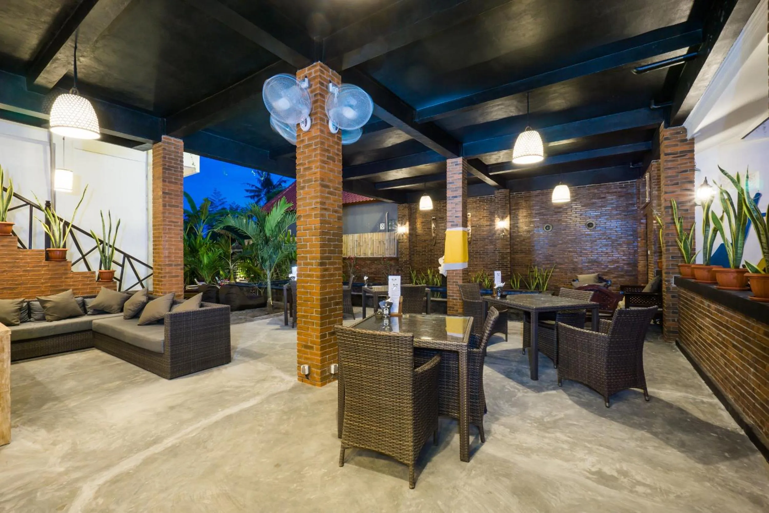 Restaurant/places to eat in Nyuh Gading Home Stay