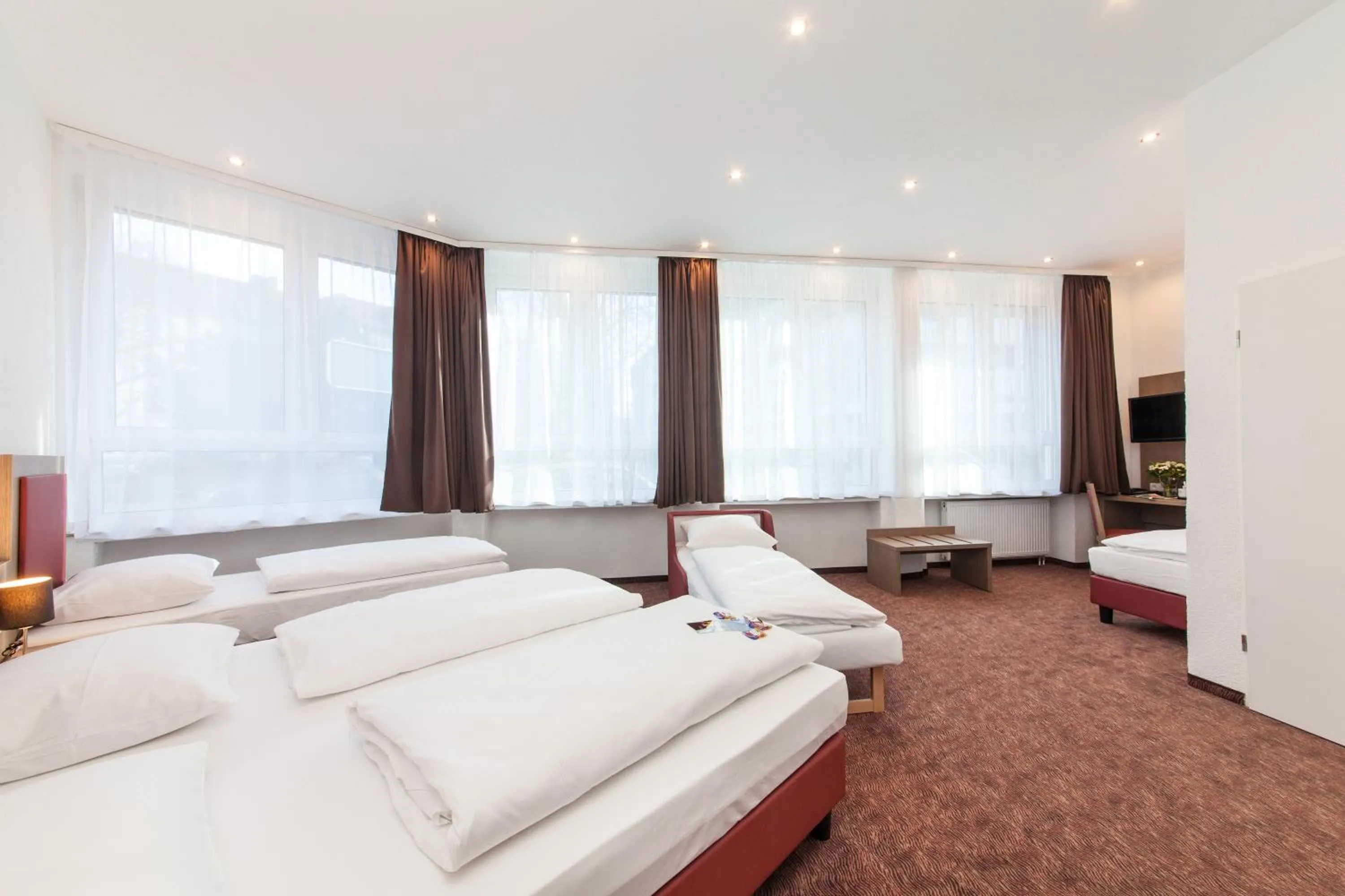 Photo of the whole room, Bed in Hotel Excelsior Dortmund Hauptbahnhof