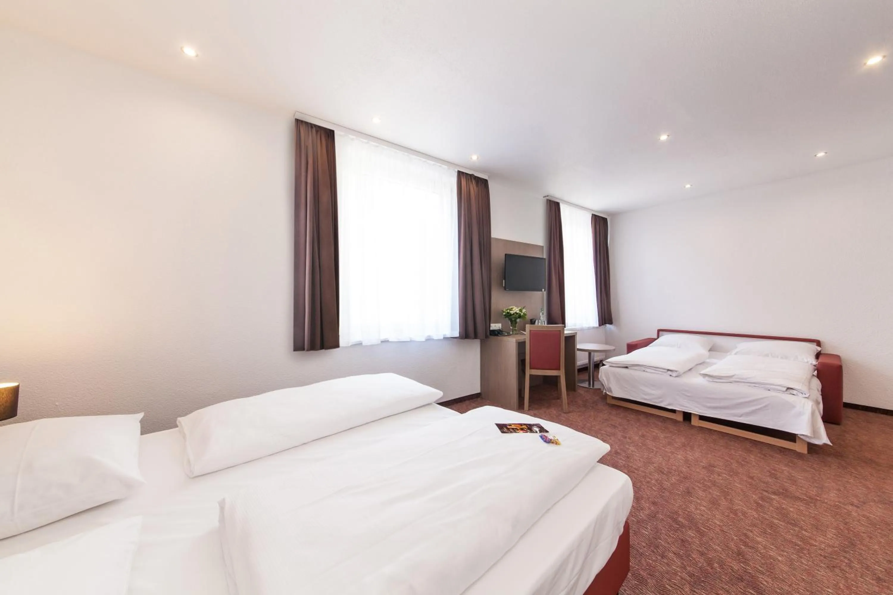 Photo of the whole room, Bed in Hotel Excelsior Dortmund Hauptbahnhof