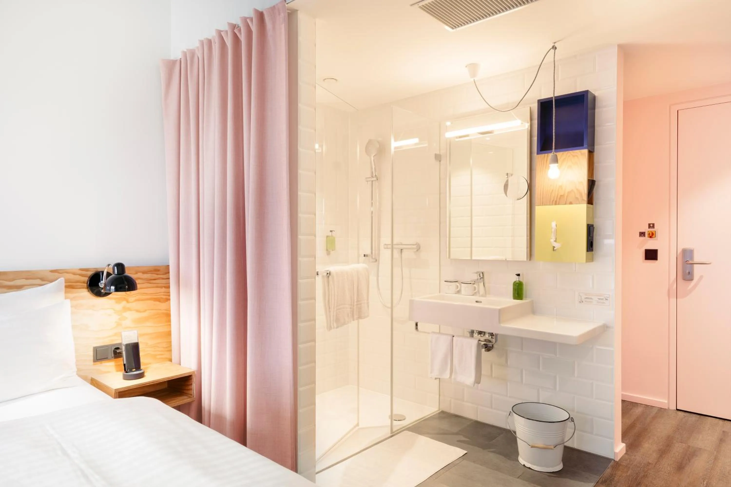 Bathroom, Bed in Hotel Schani Wien Hauptbahnhof
