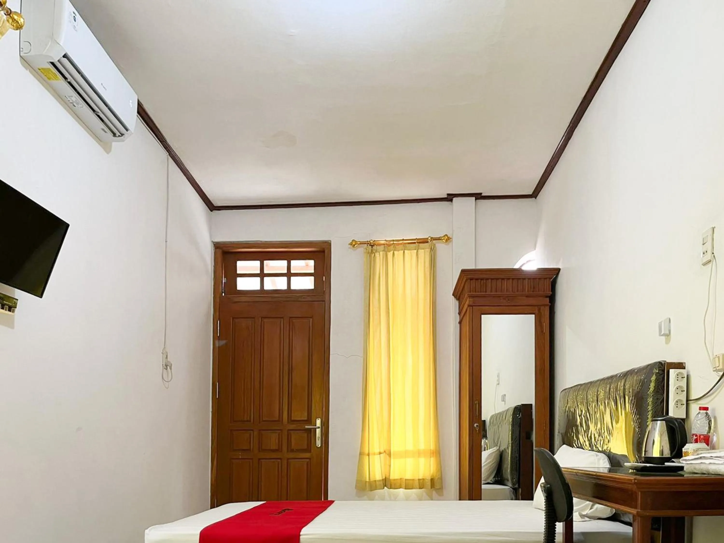 Bedroom, Bed in RedDoorz Syariah Near Alun-Alun Tulungagung