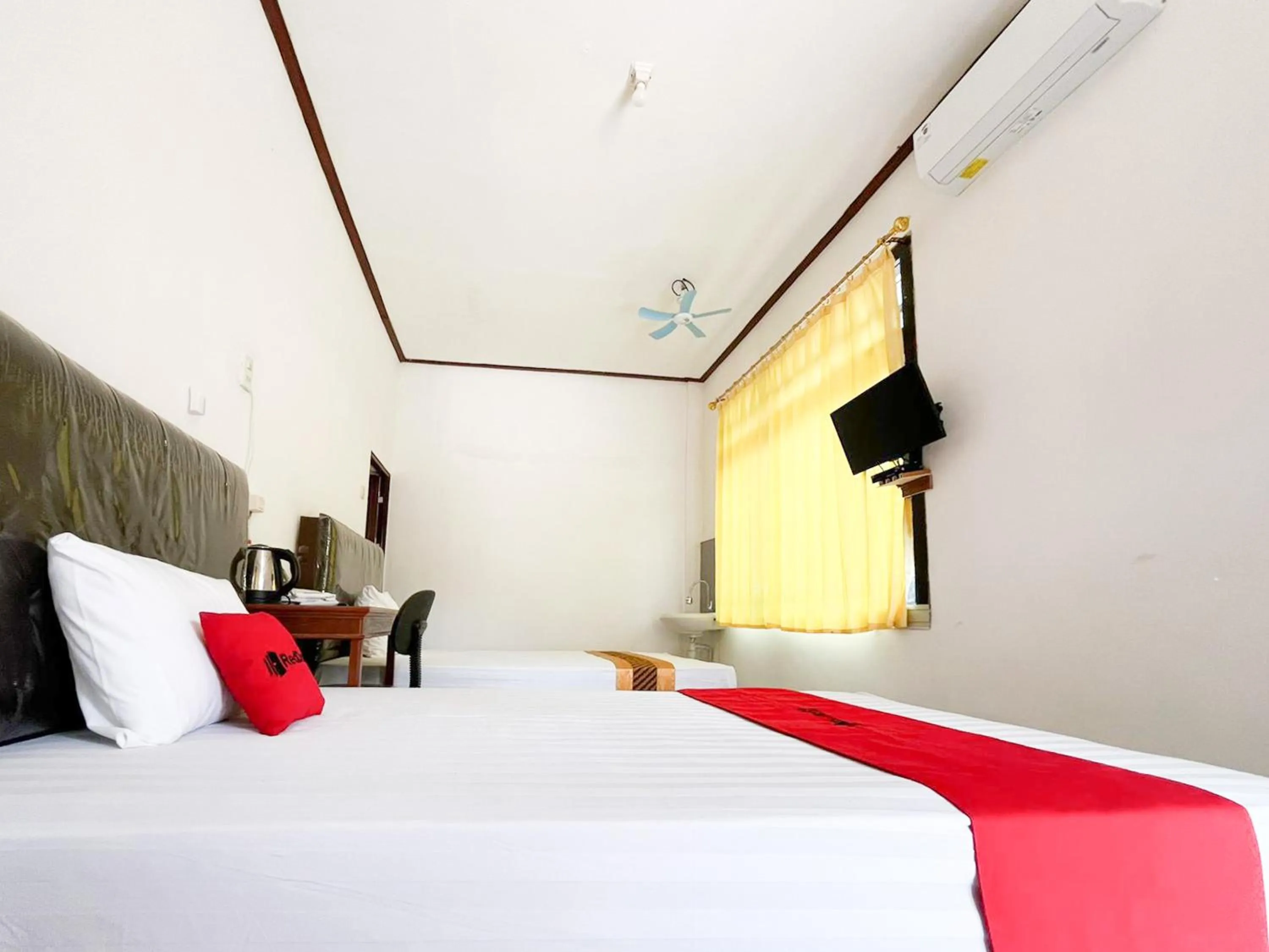 Bedroom, Bed in RedDoorz Syariah Near Alun-Alun Tulungagung