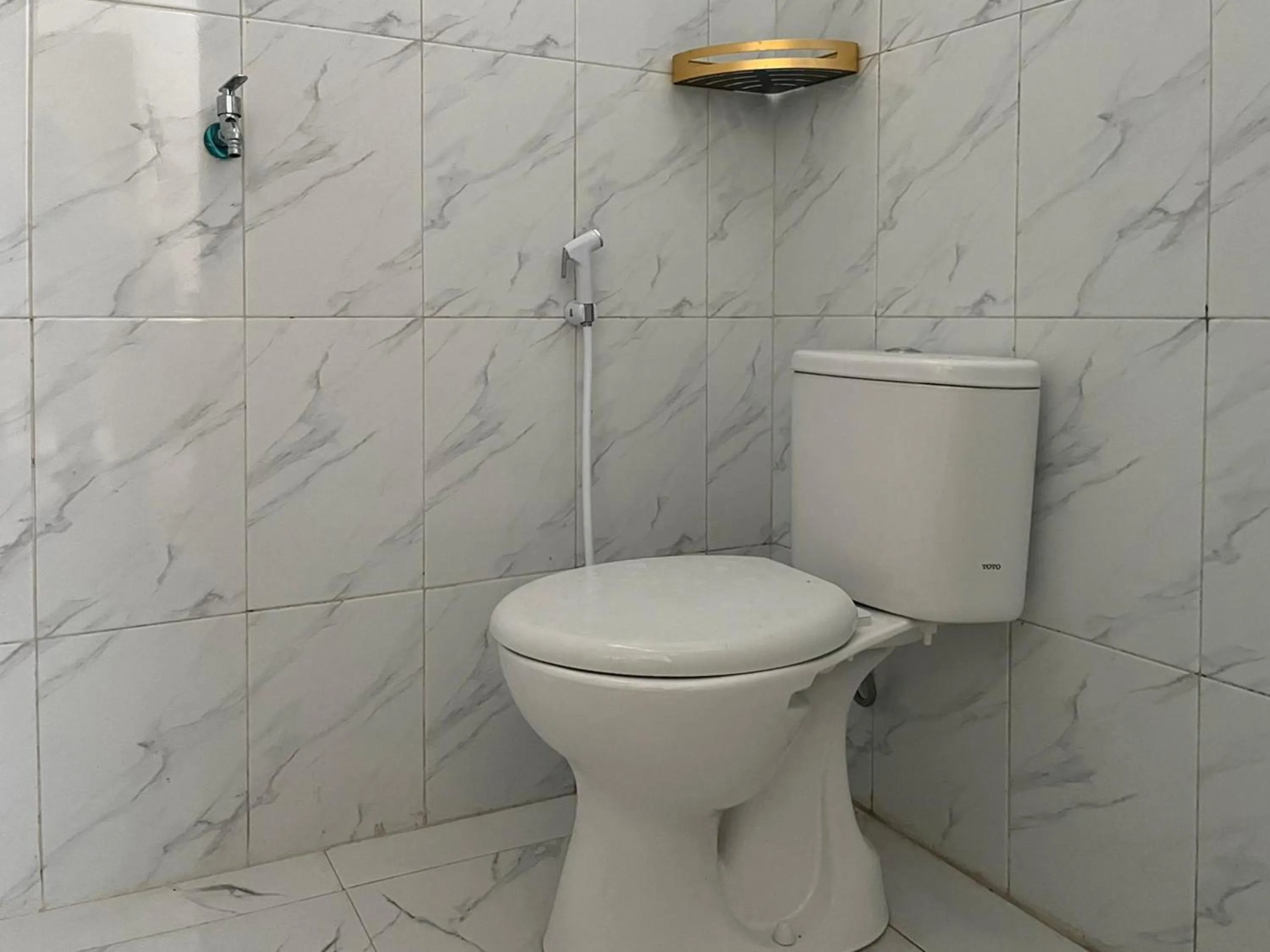 Bathroom in RedDoorz Syariah Near Alun-Alun Tulungagung