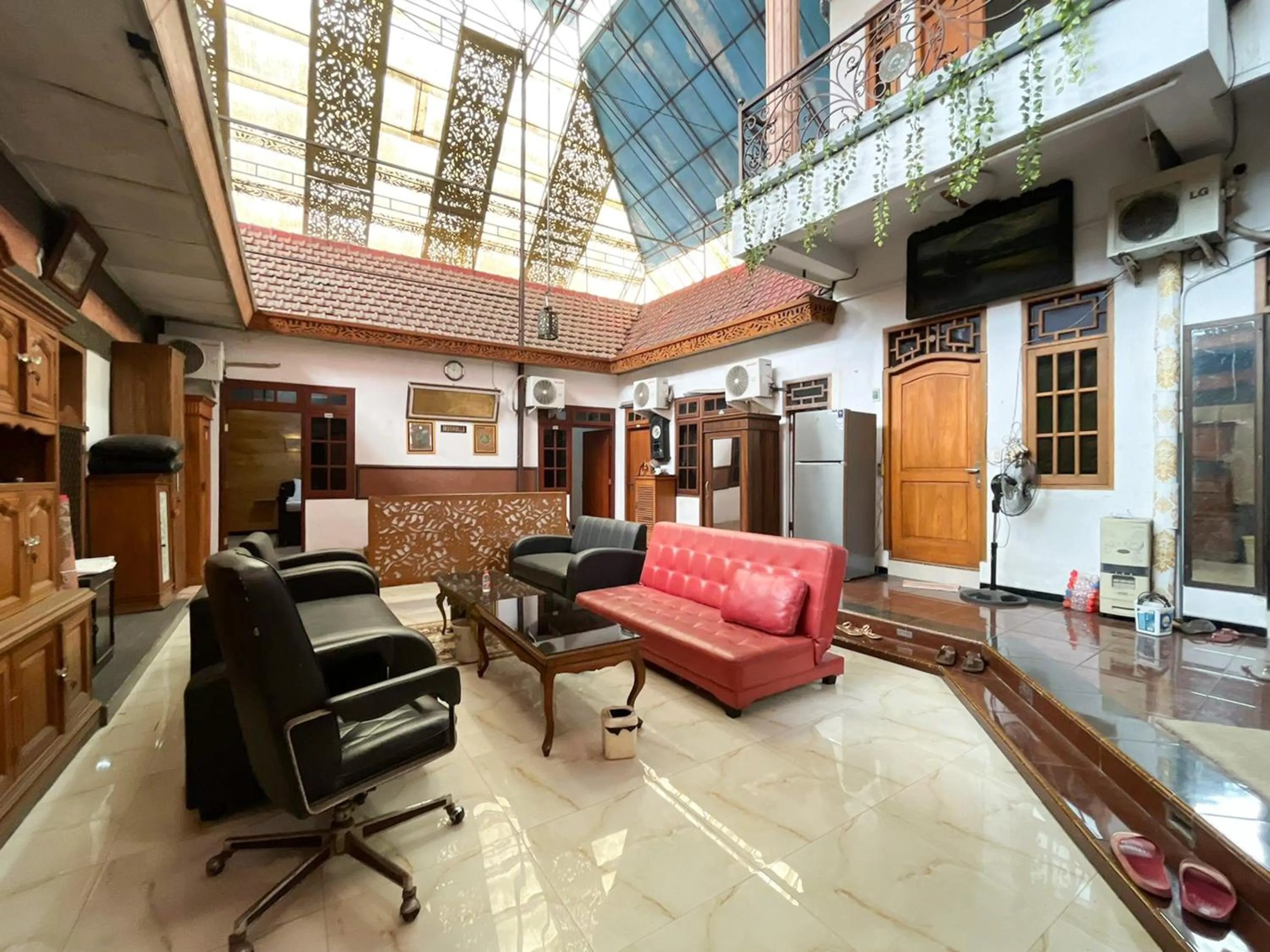 Lobby or reception in RedDoorz Syariah Near Alun-Alun Tulungagung