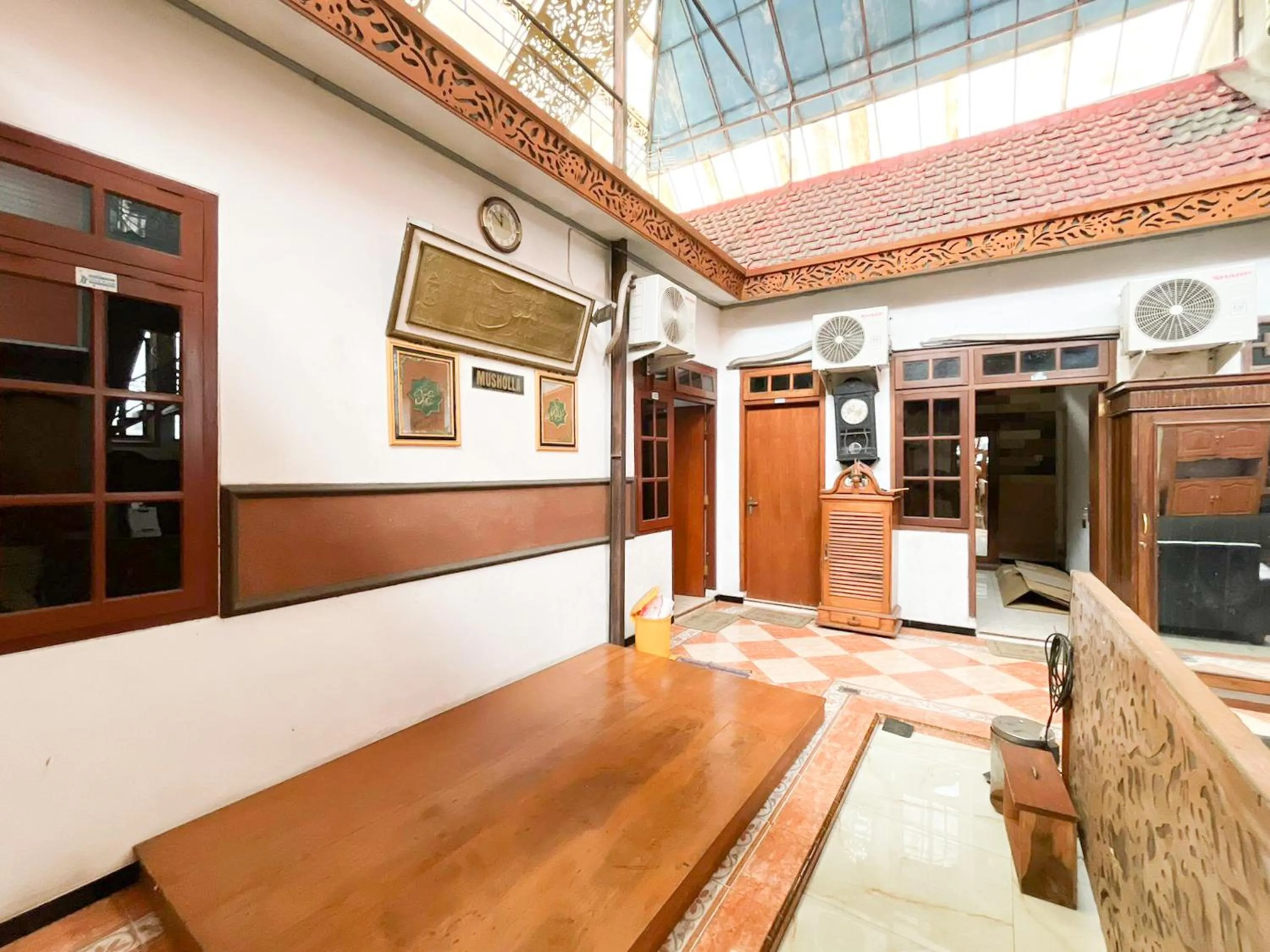 Lobby or reception in RedDoorz Syariah Near Alun-Alun Tulungagung