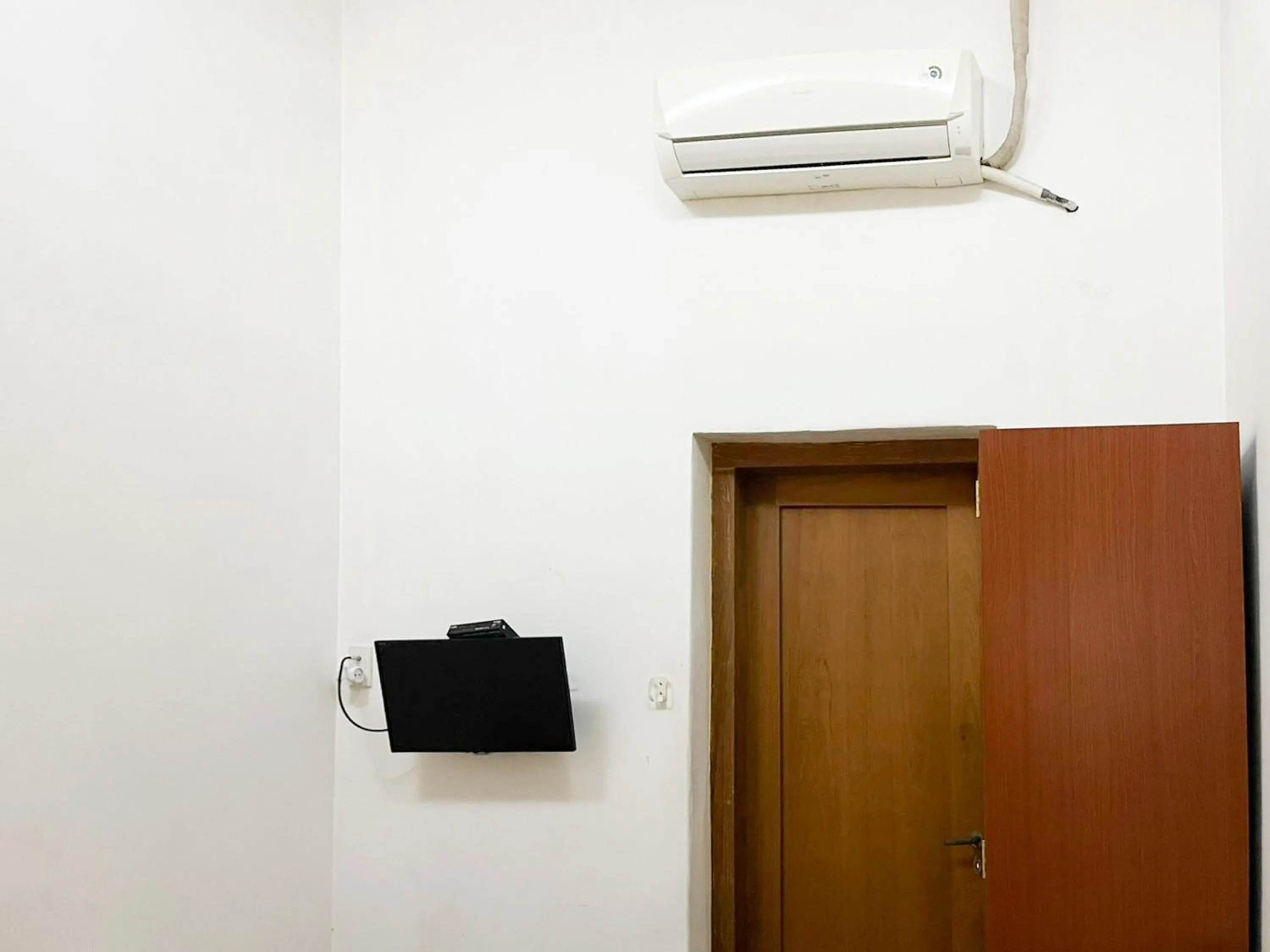 TV and multimedia in RedDoorz Syariah Near Alun-Alun Tulungagung