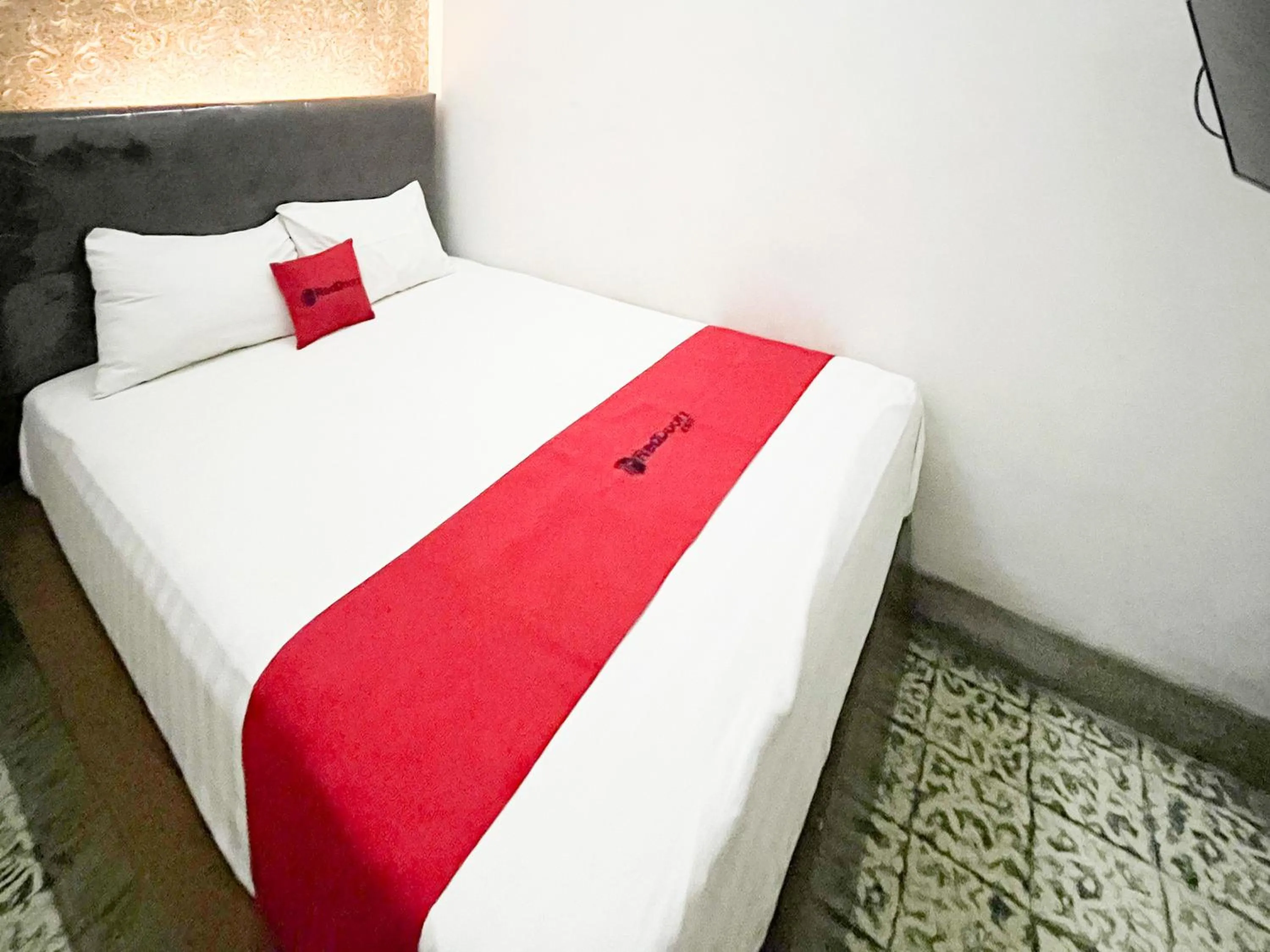 Bedroom, Bed in RedDoorz Syariah Near Alun-Alun Tulungagung