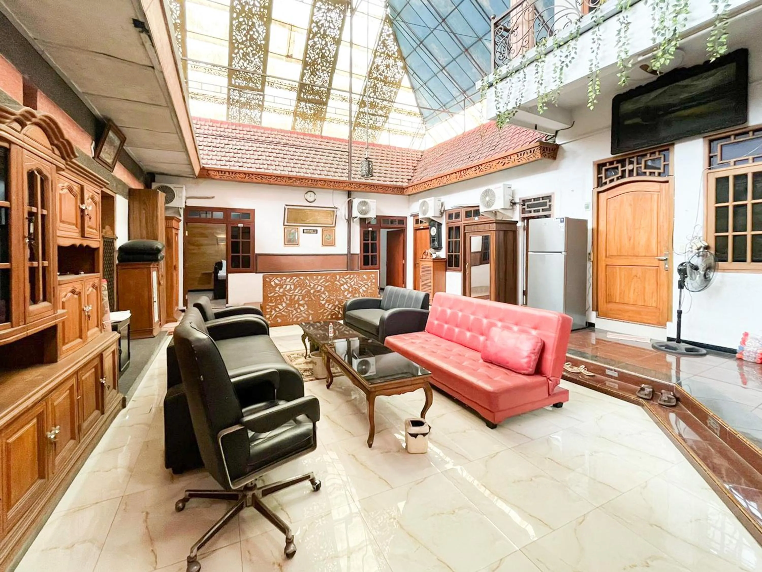 Lobby or reception in RedDoorz Syariah Near Alun-Alun Tulungagung