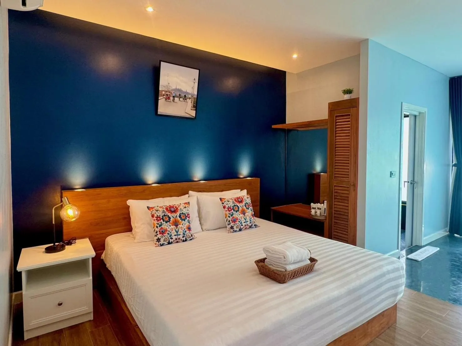 Photo of the whole room, Bed in R resident resort