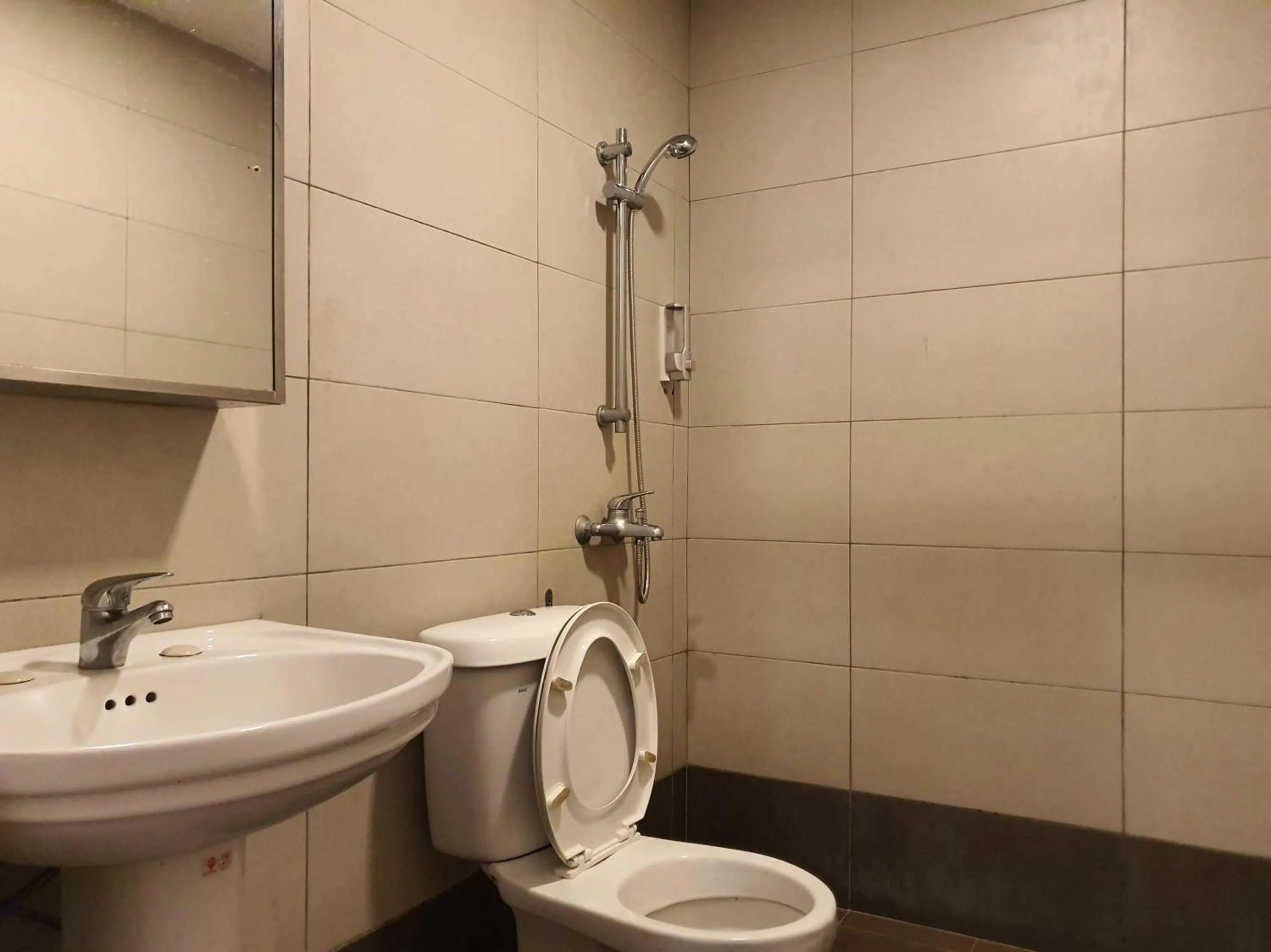 Bathroom in Hotel O Signature Inn Miri