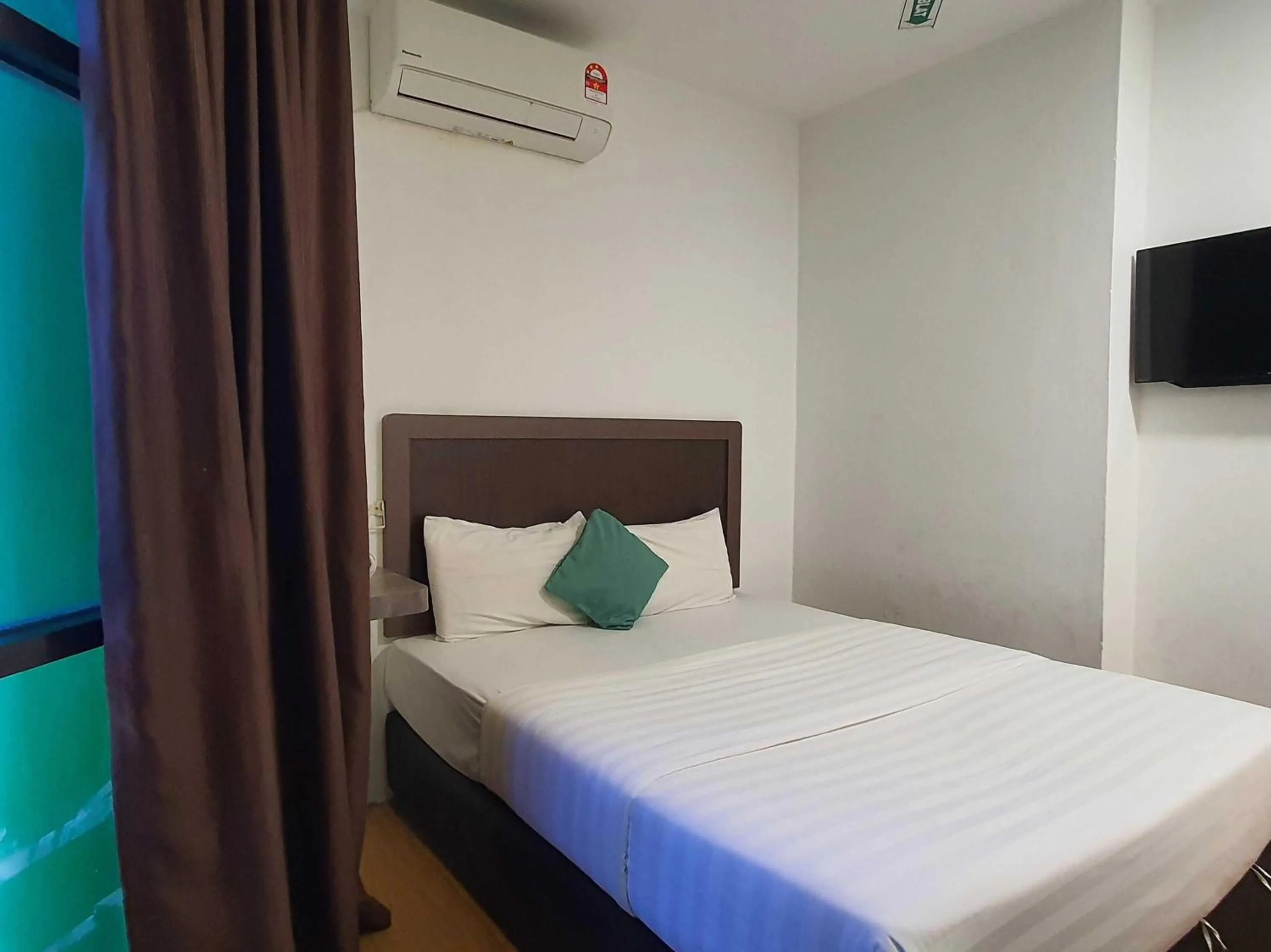 Bedroom in Hotel O Signature Inn Miri