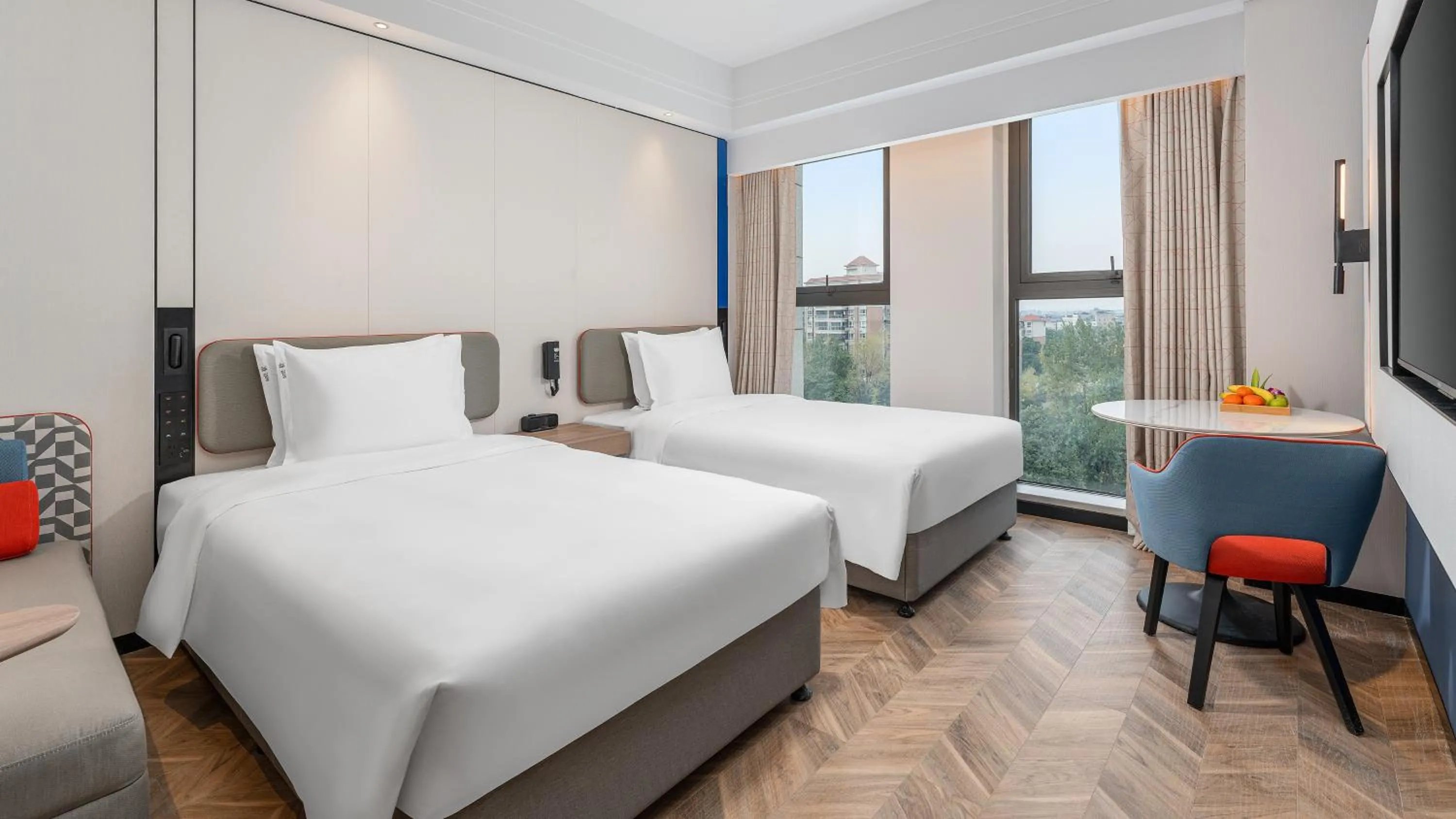 Bed in Holiday Inn Express Chengdu Shuangliu Airport by IHG - Free shuttle bus from Shuangliu International Airport to hotel about 8 Minutes by car, Welcome drink