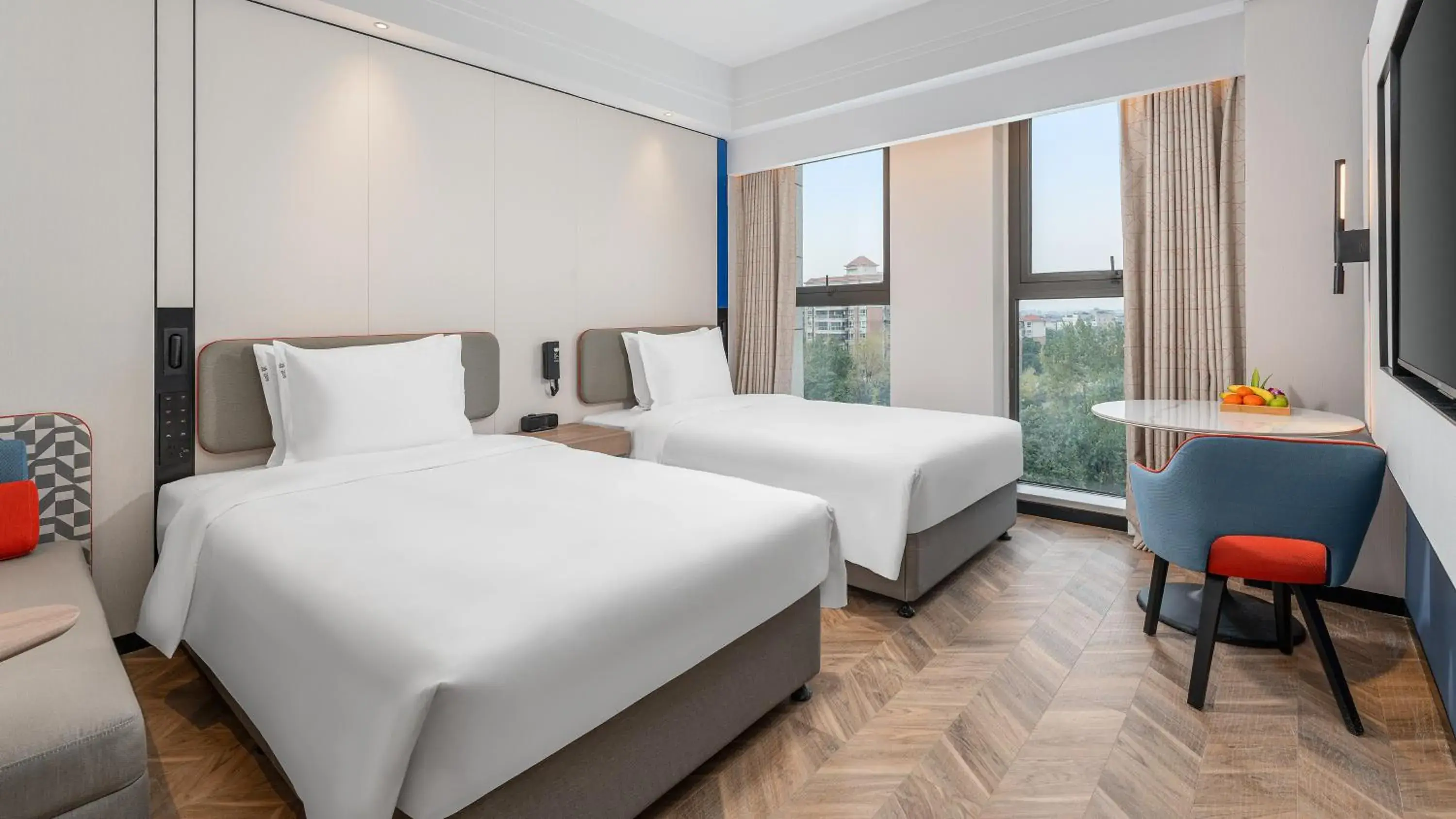 Standard Room with One King and Two Double Beds in Holiday Inn Express Chengdu Shuangliu Airport by IHG - Free shuttle bus from Shuangliu International Airport to hotel about 8 Minutes by car, Welcome drink Standard Room with One King and Two Double Beds in Holiday Inn Express Chengdu Shuangliu Airport by IHG - Free shuttle bus from Shuangliu International Airport to hotel about 8 Minutes by car, Welcome drink