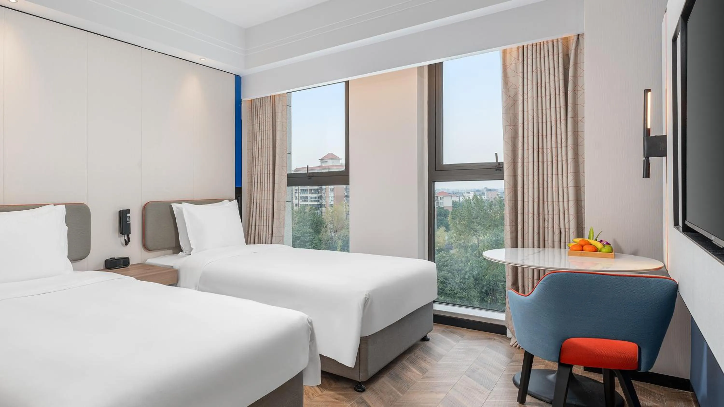 Bed in Holiday Inn Express Chengdu Shuangliu Airport by IHG - Free shuttle bus from Shuangliu International Airport to hotel about 8 Minutes by car, Welcome drink