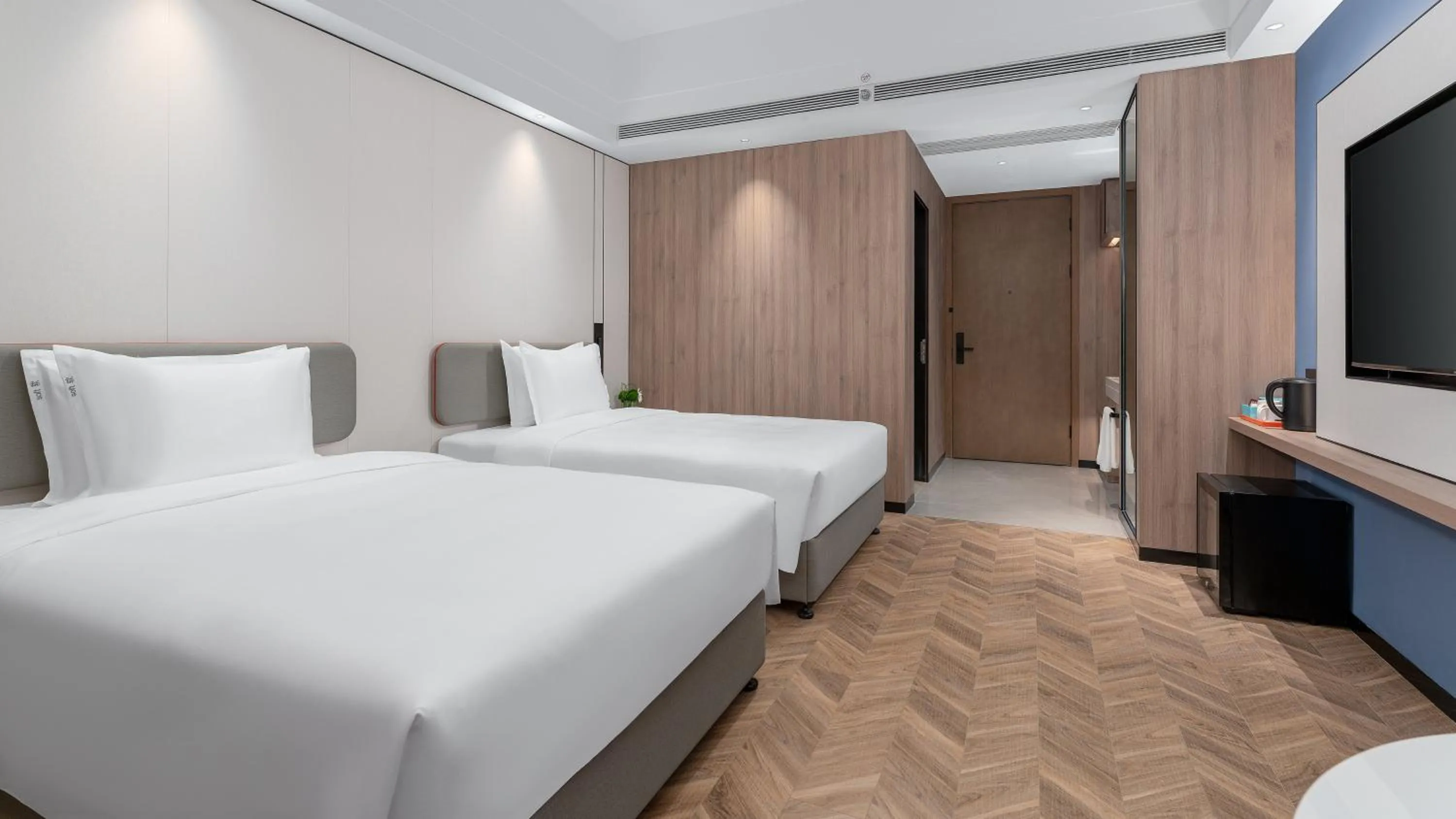 Photo of the whole room, Bed in Holiday Inn Express Chengdu Shuangliu Airport by IHG - Free shuttle bus from Shuangliu International Airport to hotel about 8 Minutes by car, Welcome drink