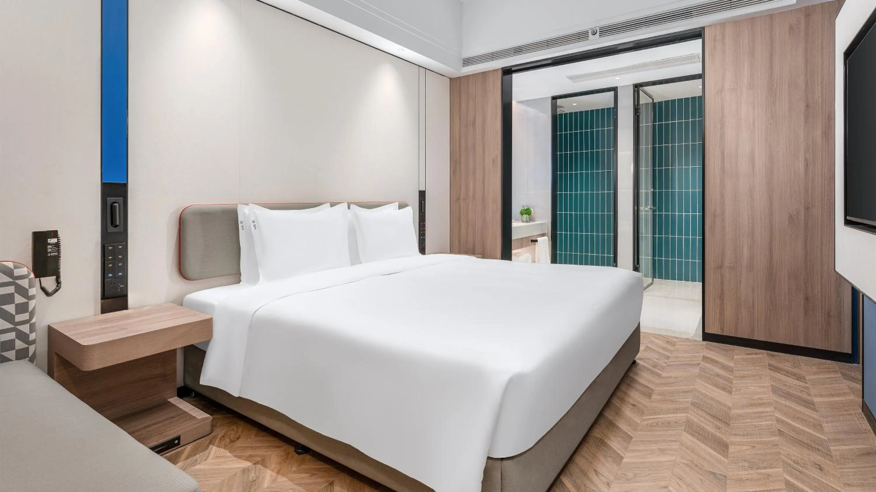 Photo of the whole room, Bed in Holiday Inn Express Chengdu Shuangliu Airport by IHG - Free shuttle bus from Shuangliu International Airport to hotel about 8 Minutes by car, Welcome drink