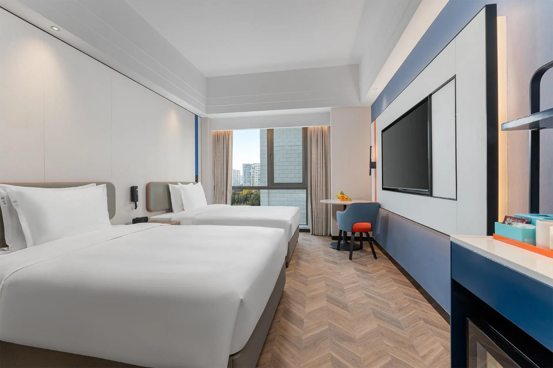 Bed in Holiday Inn Express Chengdu Shuangliu Airport by IHG - Free shuttle bus from Shuangliu International Airport to hotel about 8 Minutes by car, Welcome drink