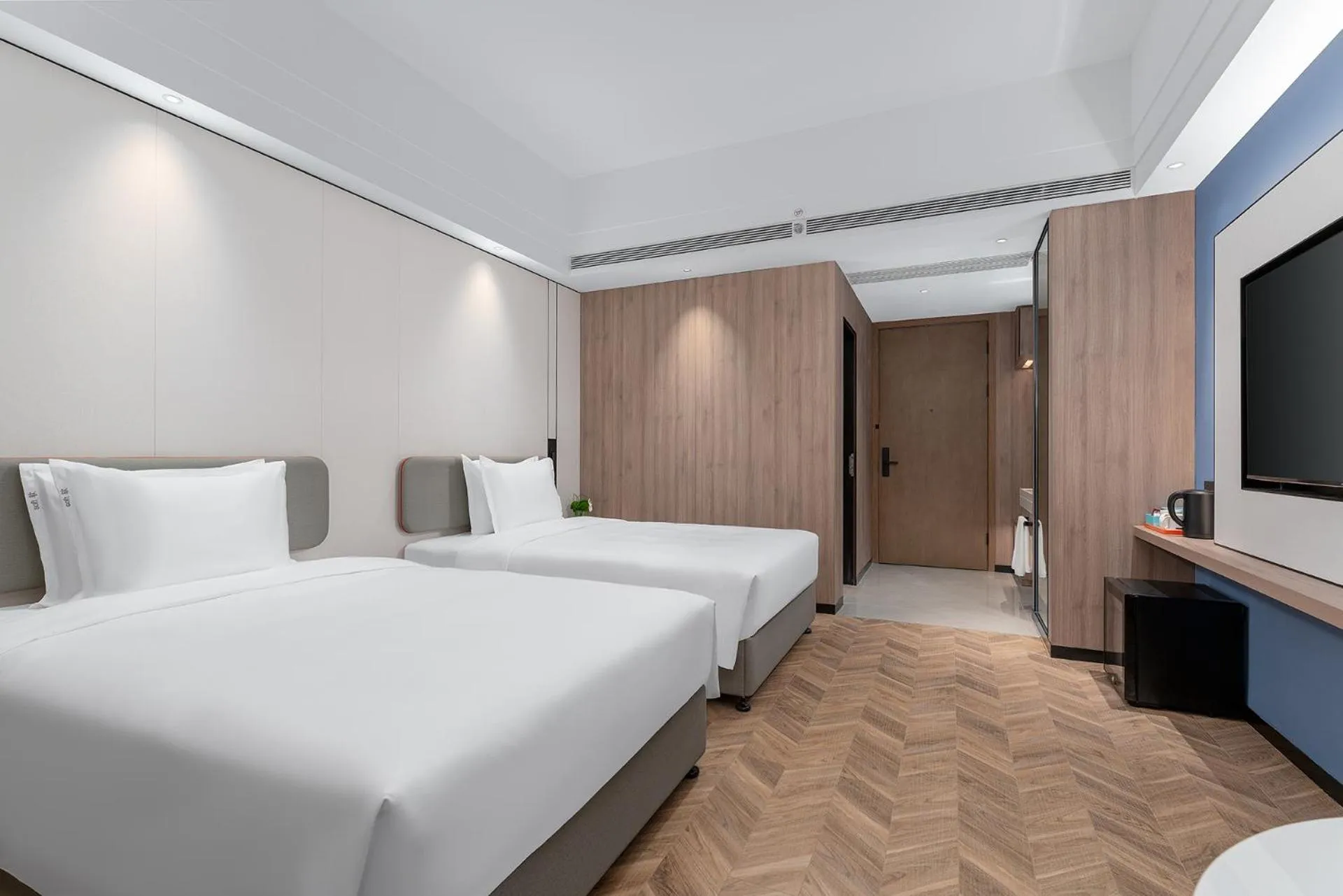Bed in Holiday Inn Express Chengdu Shuangliu Airport by IHG - Free shuttle bus from Shuangliu International Airport to hotel about 8 Minutes by car, Welcome drink