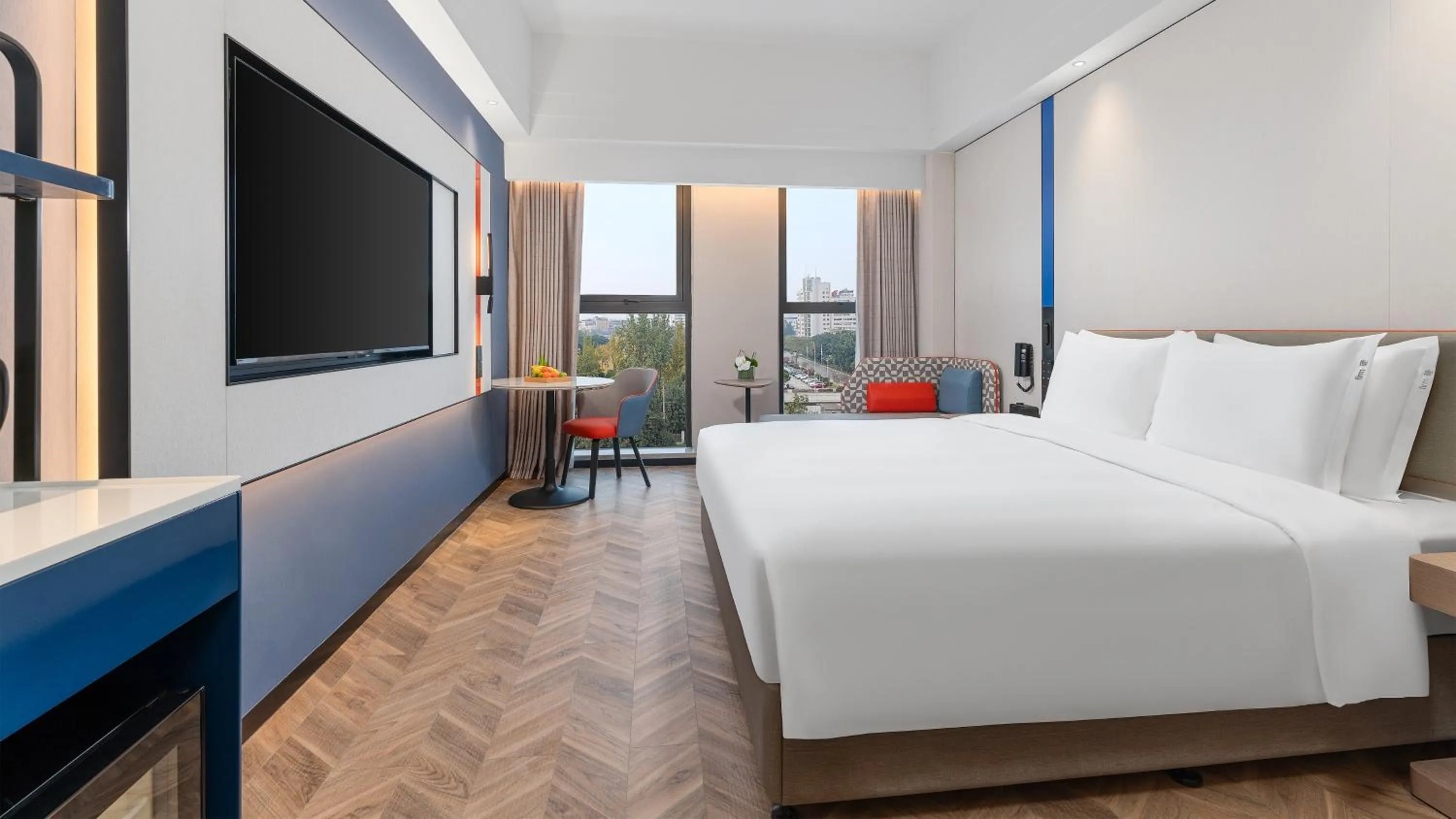 Photo of the whole room, Bed in Holiday Inn Express Chengdu Shuangliu Airport by IHG - Free shuttle bus from Shuangliu International Airport to hotel about 8 Minutes by car, Welcome drink