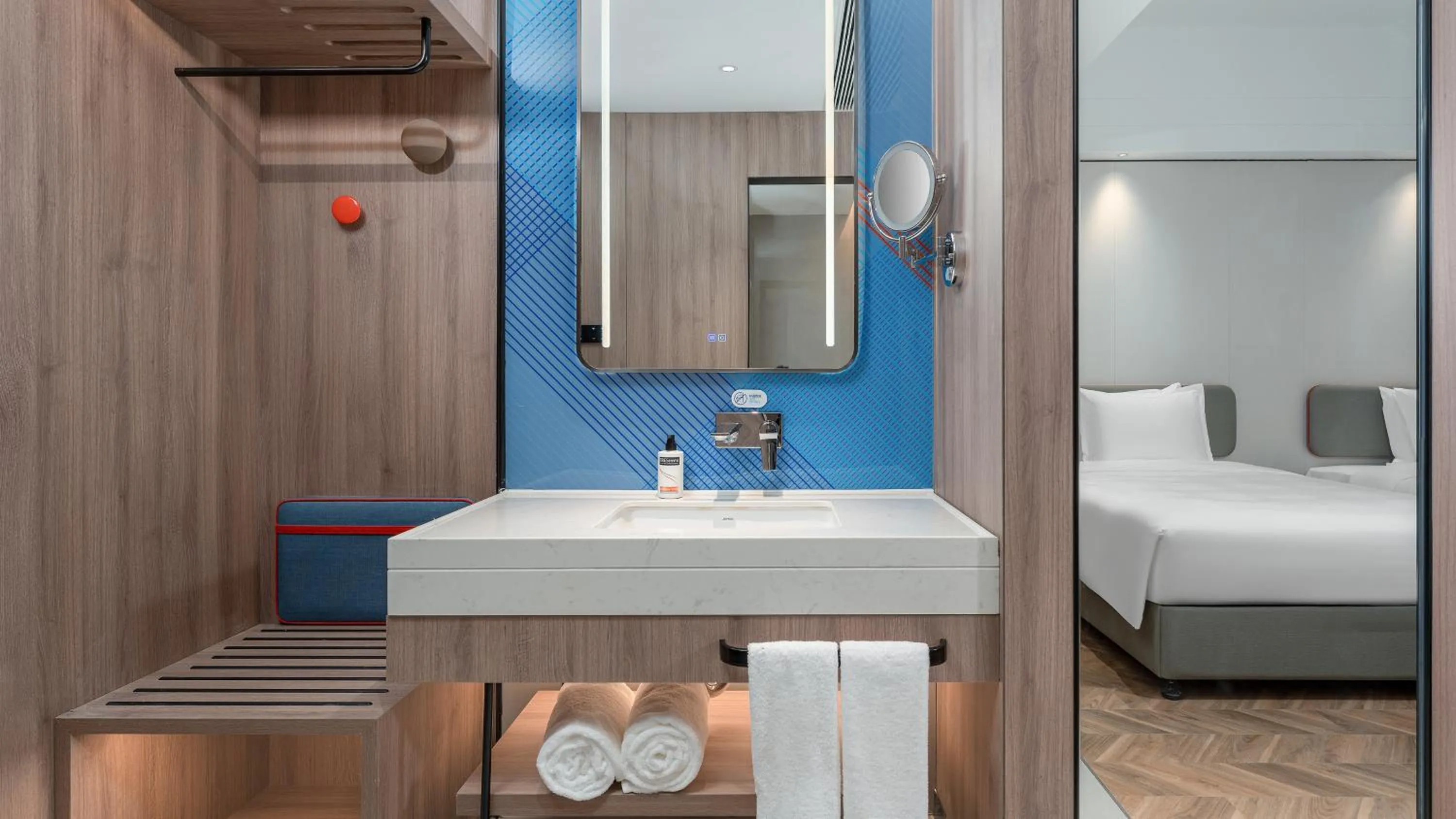 Bathroom, Bed in Holiday Inn Express Chengdu Shuangliu Airport by IHG - Free shuttle bus from Shuangliu International Airport to hotel about 8 Minutes by car, Welcome drink