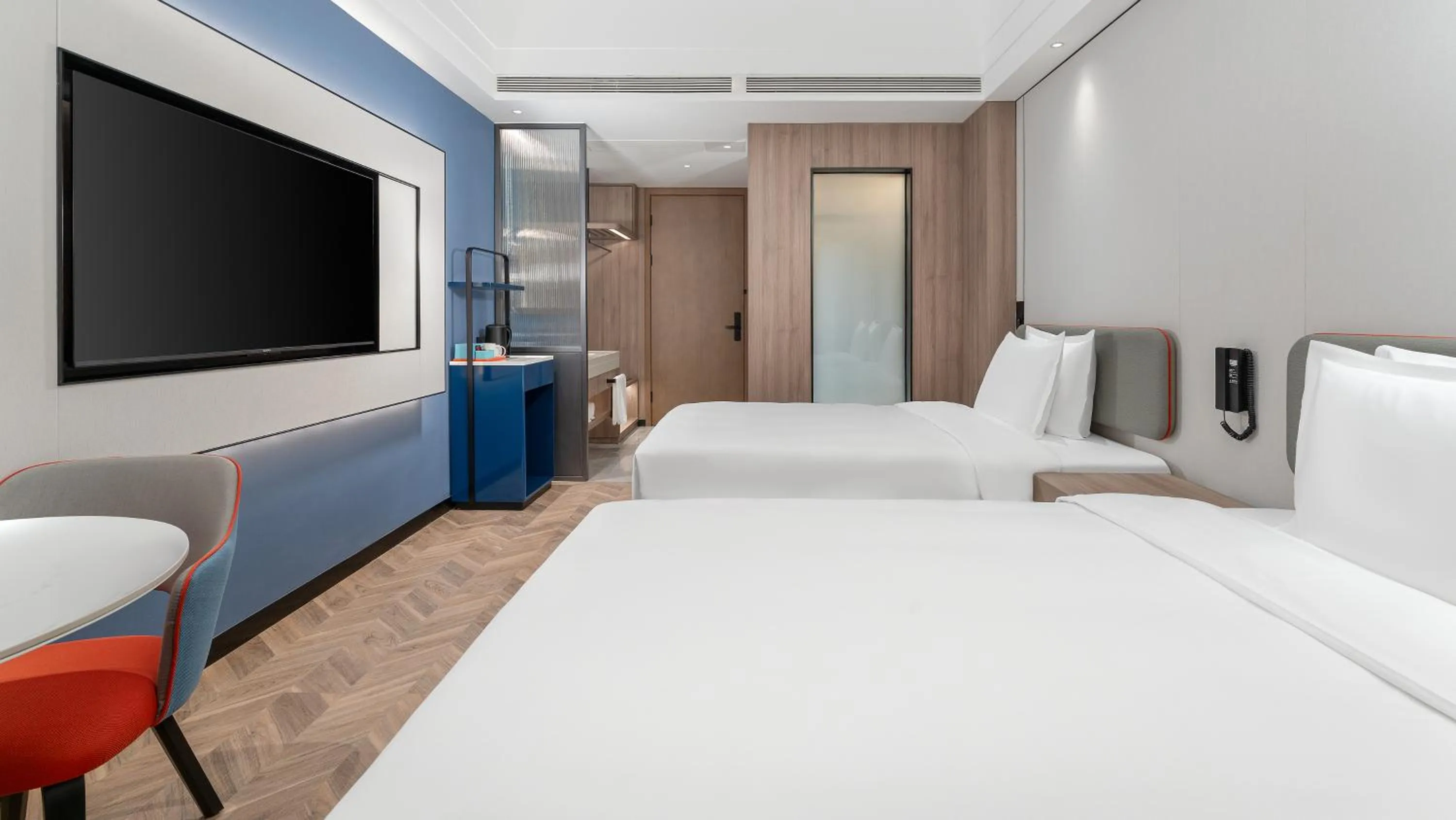 Bed in Holiday Inn Express Chengdu Shuangliu Airport by IHG - Free shuttle bus from Shuangliu International Airport to hotel about 8 Minutes by car, Welcome drink